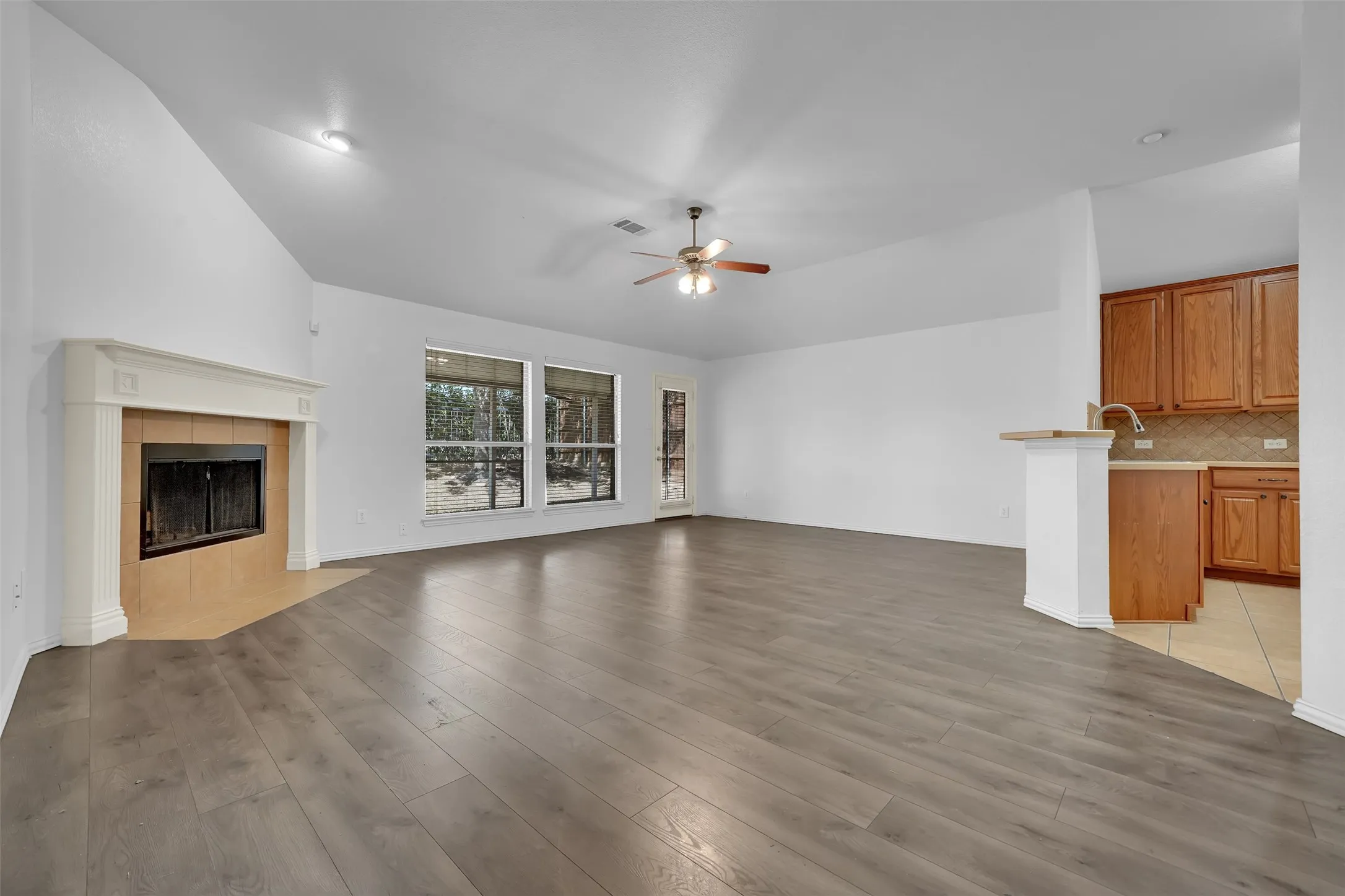 Single Family Residence For Sale in Dallas County , 2309 Trickling Creek Drive, Garland, Texas 75041, 3 Bedroom, 2 Bathroom, 2 Garage spaces, 1,749 Sqft, built in 2005, mls#21389127, Real Estate Agent in Garland, Homes For Sale in Dallas county, Homes For Sale in Garland, Realtor in Garland Texas, Real Estate Brokerage Independent Realty Texas, Luminita Cordes Realtor