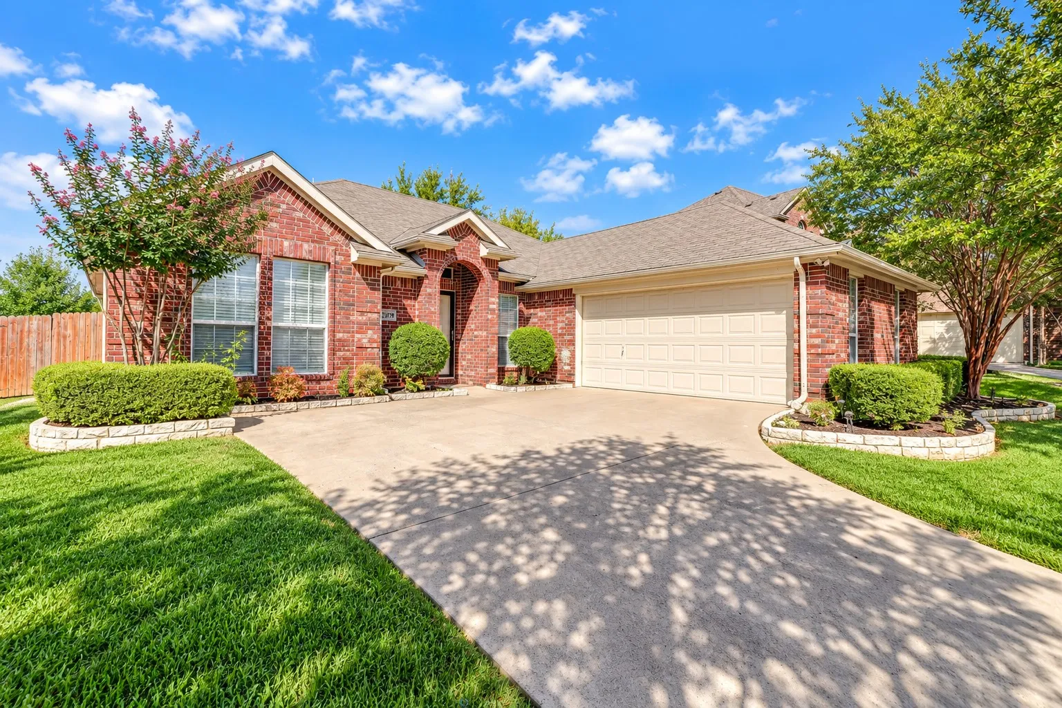 Single Family Residence For Sale in Dallas County , 2309 Trickling Creek Drive, Garland, Texas 75041, 3 Bedroom, 2 Bathroom, 2 Garage spaces, 1,749 Sqft, built in 2005, mls#21389127, Real Estate Agent in Garland, Homes For Sale in Dallas county, Homes For Sale in Garland, Realtor in Garland Texas, Real Estate Brokerage Independent Realty Texas, Luminita Cordes Realtor