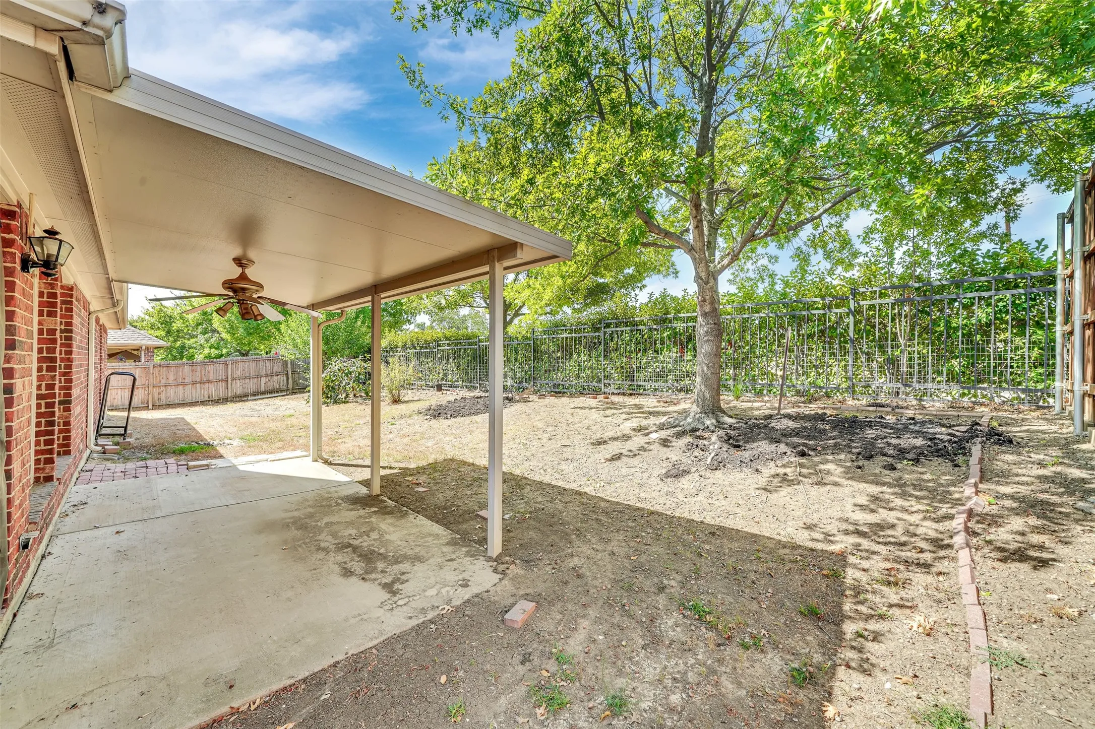 Single Family Residence For Sale in Dallas County , 2309 Trickling Creek Drive, Garland, Texas 75041, 3 Bedroom, 2 Bathroom, 2 Garage spaces, 1,749 Sqft, built in 2005, mls#21389127, Real Estate Agent in Garland, Homes For Sale in Dallas county, Homes For Sale in Garland, Realtor in Garland Texas, Real Estate Brokerage Independent Realty Texas, Luminita Cordes Realtor