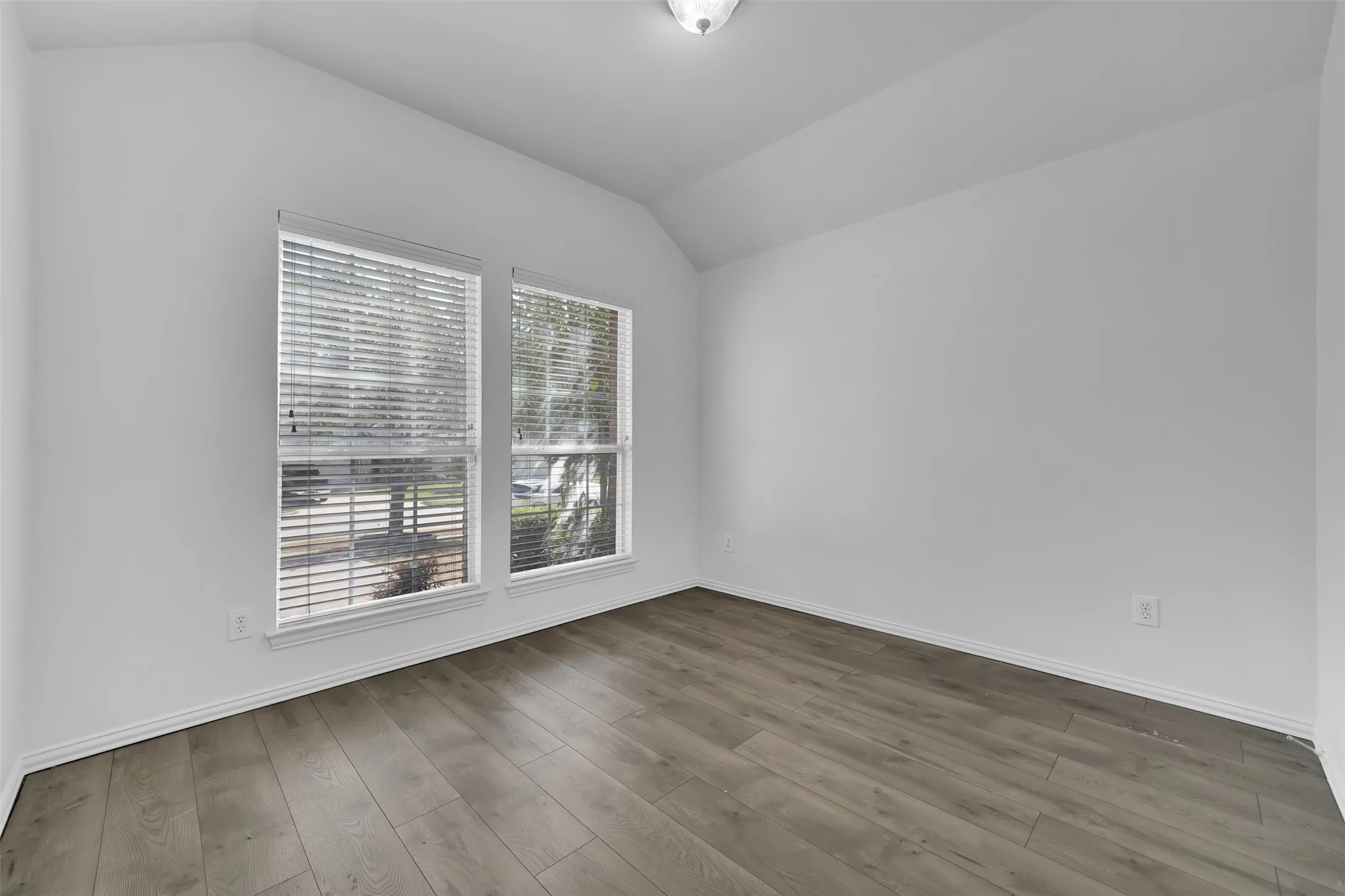 Single Family Residence For Sale in Dallas County , 2309 Trickling Creek Drive, Garland, Texas 75041, 3 Bedroom, 2 Bathroom, 2 Garage spaces, 1,749 Sqft, built in 2005, mls#21389127, Real Estate Agent in Garland, Homes For Sale in Dallas county, Homes For Sale in Garland, Realtor in Garland Texas, Real Estate Brokerage Independent Realty Texas, Luminita Cordes Realtor