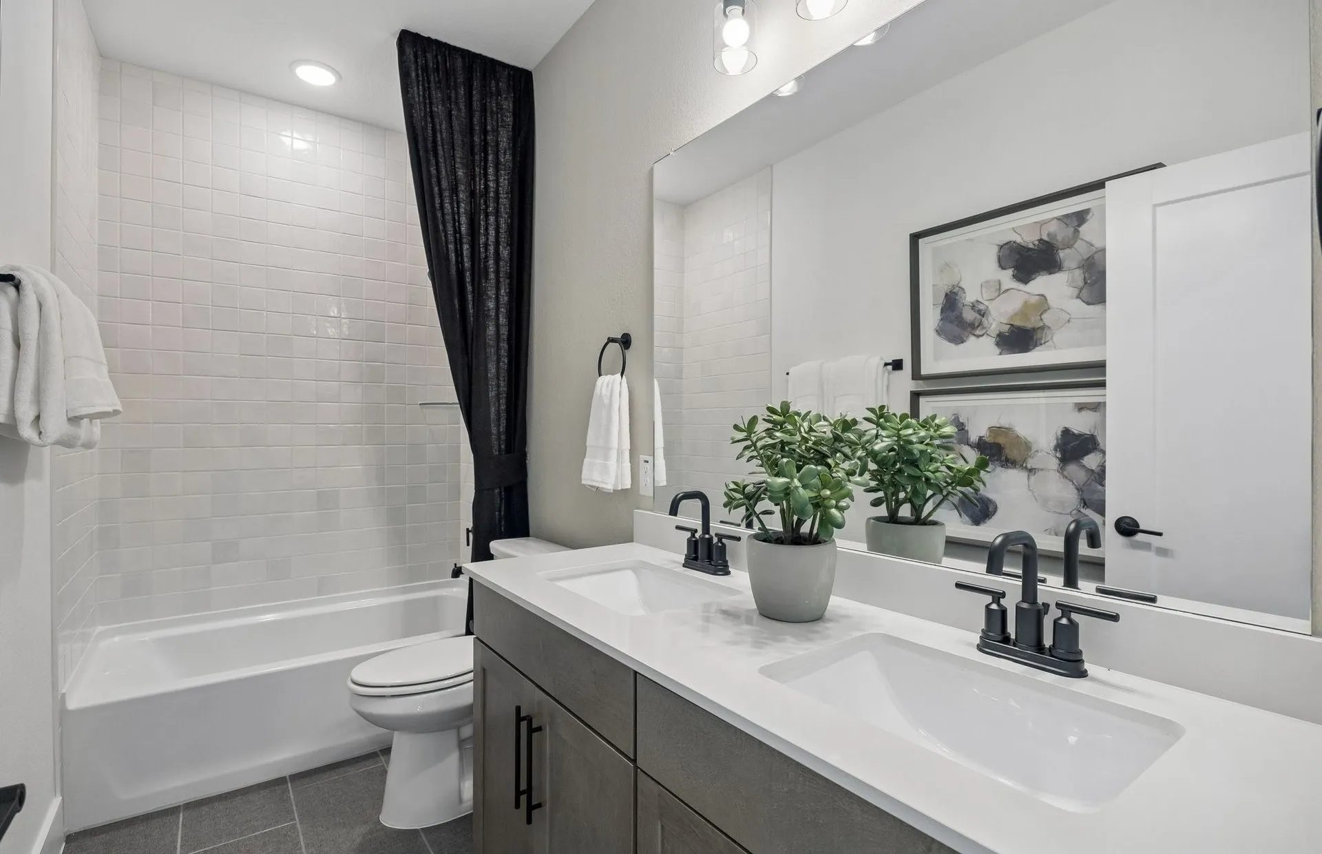 *Model Representation - Spacious secondary bathroom