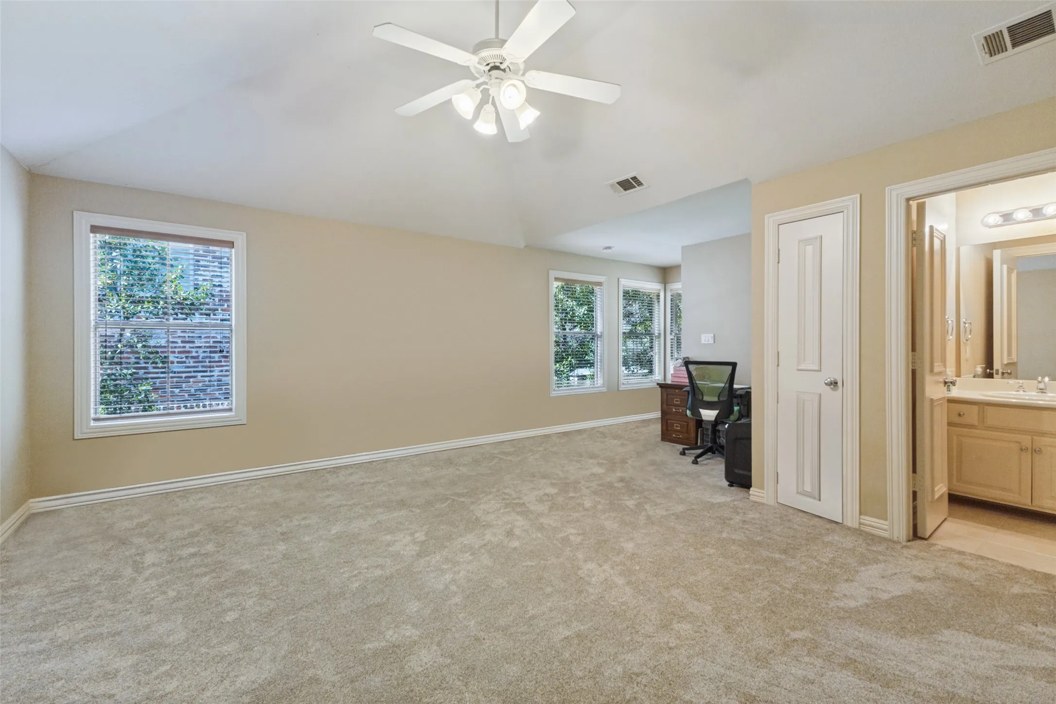 Single Family Residence For Sale in Dallas County , 4116 Prescott Avenue, Dallas, Texas 75219, 4 Bedroom, 4 Bathroom, 2 Garage spaces, 3,086 Sqft, built in 1998, mls#21380664, Real Estate Agent in Dallas, Homes For Sale in Dallas county, Homes For Sale in Dallas, Realtor in Dallas Texas, Real Estate Brokerage Independent Realty Texas, Luminita Cordes Realtor