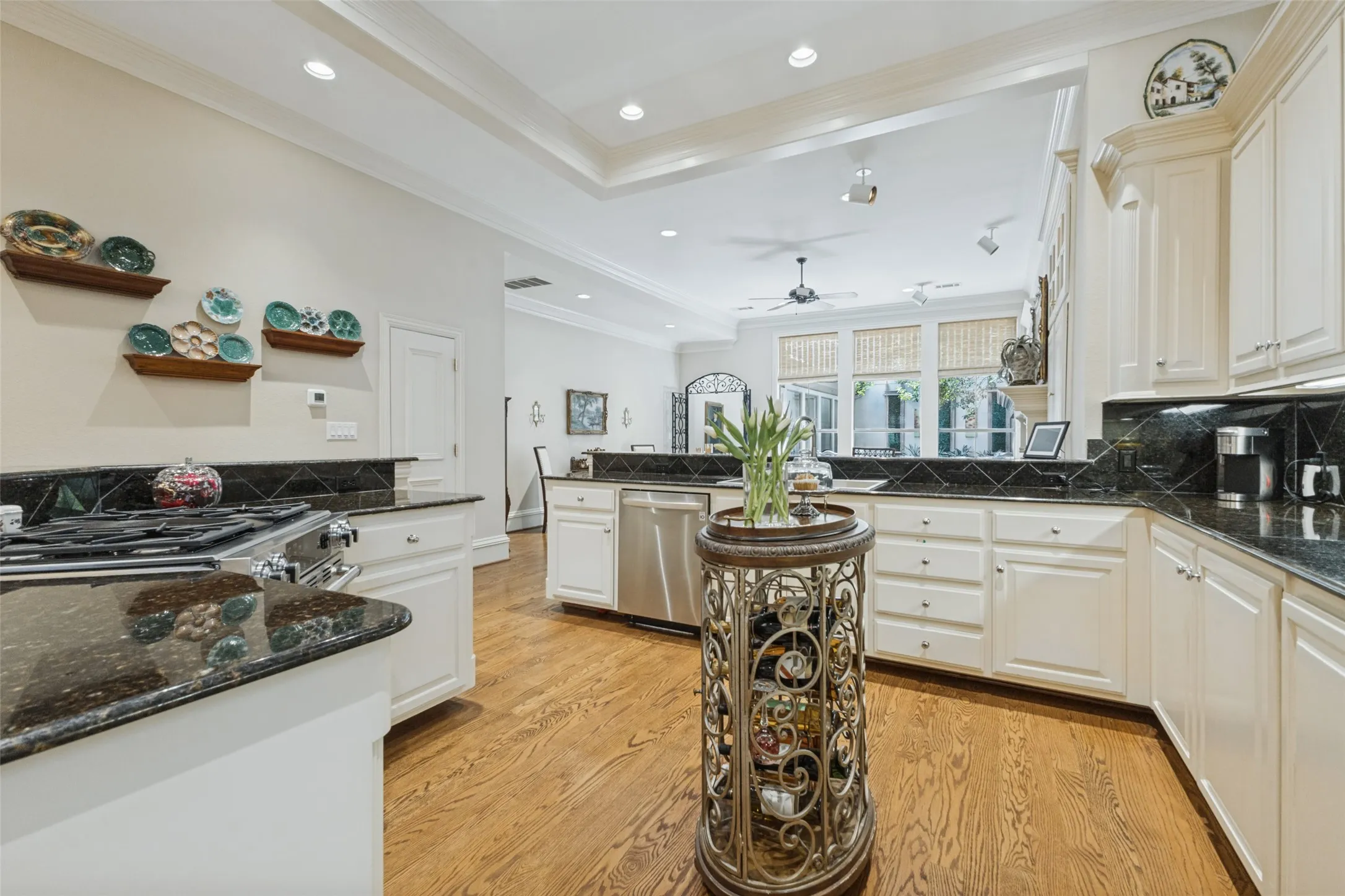 Single Family Residence For Sale in Dallas County , 4116 Prescott Avenue, Dallas, Texas 75219, 4 Bedroom, 4 Bathroom, 2 Garage spaces, 3,086 Sqft, built in 1998, mls#21380664, Real Estate Agent in Dallas, Homes For Sale in Dallas county, Homes For Sale in Dallas, Realtor in Dallas Texas, Real Estate Brokerage Independent Realty Texas, Luminita Cordes Realtor