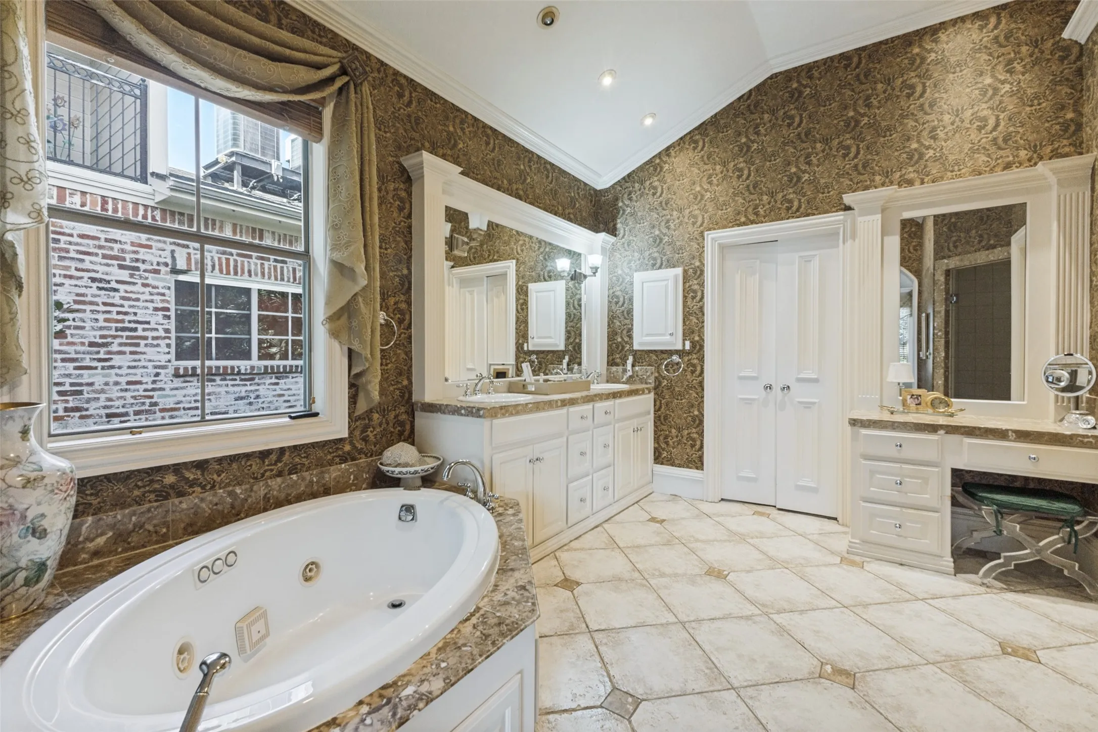 Single Family Residence For Sale in Dallas County , 4116 Prescott Avenue, Dallas, Texas 75219, 4 Bedroom, 4 Bathroom, 2 Garage spaces, 3,086 Sqft, built in 1998, mls#21380664, Real Estate Agent in Dallas, Homes For Sale in Dallas county, Homes For Sale in Dallas, Realtor in Dallas Texas, Real Estate Brokerage Independent Realty Texas, Luminita Cordes Realtor