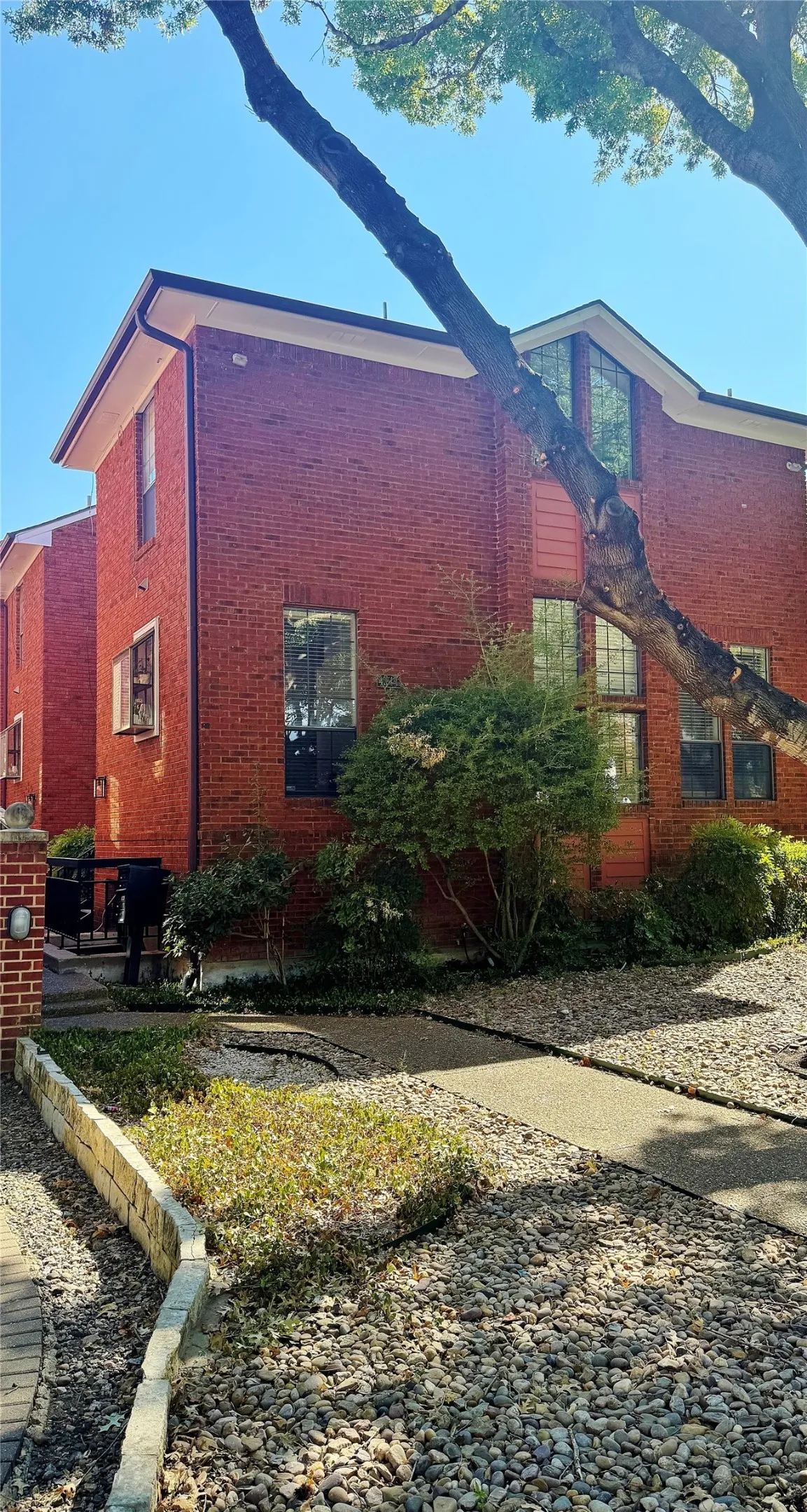 Apartment For Rent in Dallas County , 4141 Hyer Street D, University Park, Texas 75205, 2 Bedroom, 3 Bathroom, Garage spaces, 1,250 Sqft, built in 1985, mls#21388991, Real Estate Agent in University Park, Homes For Rent in Dallas county, Homes For Rent in University Park, Realtor in University Park Texas, Real Estate Brokerage Independent Realty Texas, Luminita Cordes Realtor