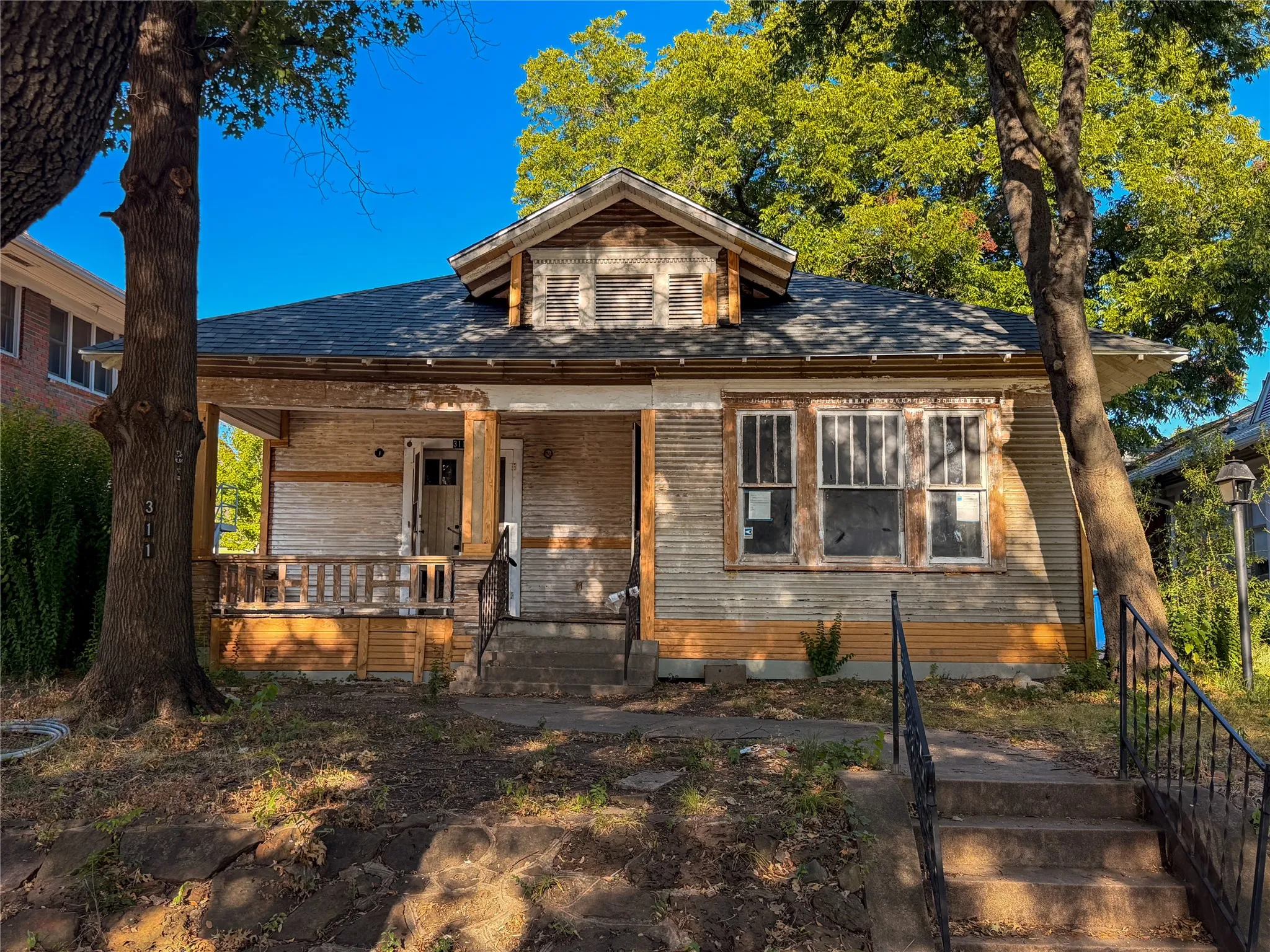 Single Family Residence For Sale in Dallas County , 311 N Clinton Avenue, Dallas, Texas 75208, 3 Bedroom, 3 Bathroom, Garage spaces, 1,820 Sqft, built in 1927, mls#21378357, Real Estate Agent in Dallas, Homes For Sale in Dallas county, Homes For Sale in Dallas, Realtor in Dallas Texas, Real Estate Brokerage Independent Realty Texas, Luminita Cordes Realtor