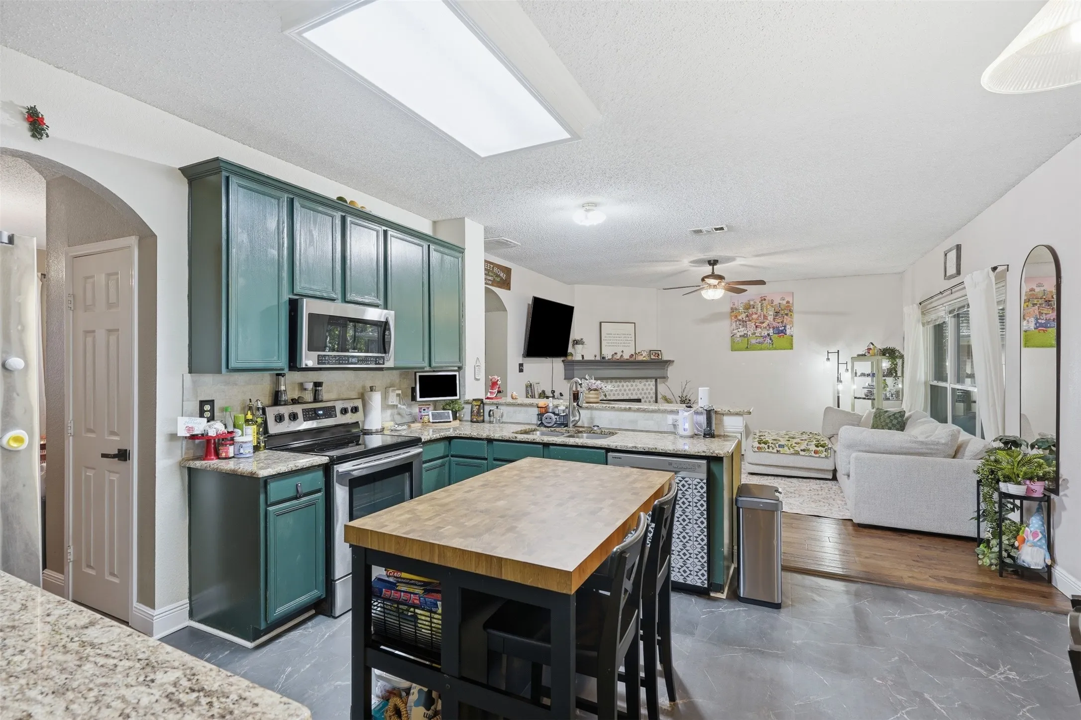 Single Family Residence For Rent in Tarrant County , 4532 Pebble Stone Drive, Fort Worth, Texas 76123, 4 Bedroom, 3 Bathroom, 2 Garage spaces, 2,538 Sqft, built in 2001, mls#21389030, Real Estate Agent in Fort Worth, Homes For Rent in Tarrant county, Homes For Rent in Fort Worth, Realtor in Fort Worth Texas, Real Estate Brokerage Independent Realty Texas, Luminita Cordes Realtor