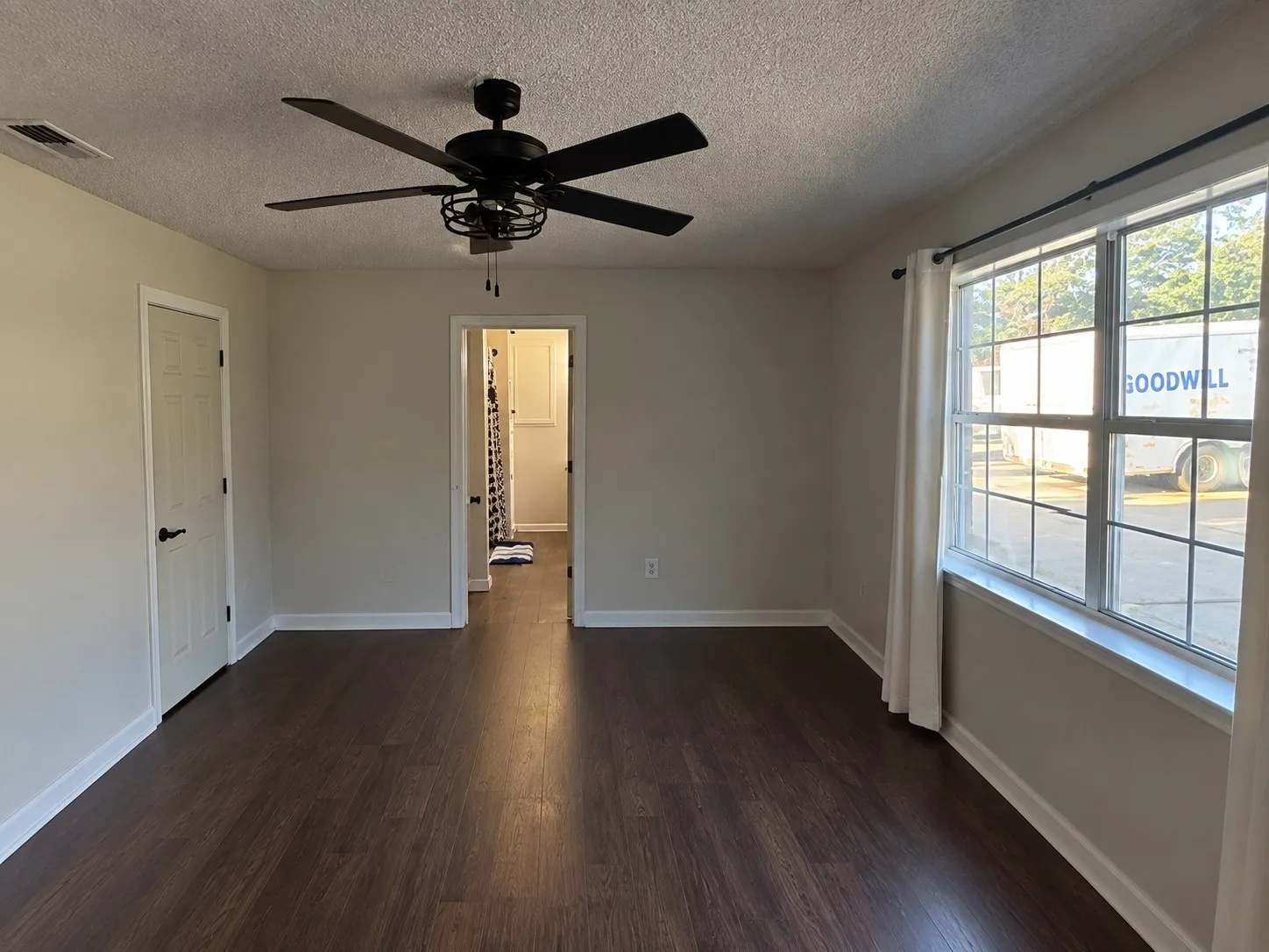 Single Family Residence For Sale in Hunt County , 670 County Road 3701, Quinlan, Texas 75474, 3 Bedroom, 2 Bathroom, 2 Garage spaces, 2,197 Sqft, built in 1976, mls#21389218, Real Estate Agent in Quinlan, Homes For Sale in Hunt county, Homes For Sale in Quinlan, Realtor in Quinlan Texas, Real Estate Brokerage Independent Realty Texas, Luminita Cordes Realtor