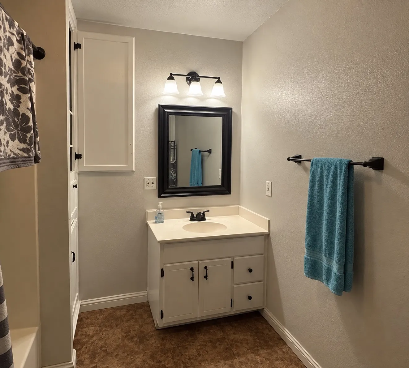 Single Family Residence For Sale in Hunt County , 670 County Road 3701, Quinlan, Texas 75474, 3 Bedroom, 2 Bathroom, 2 Garage spaces, 2,197 Sqft, built in 1976, mls#21389218, Real Estate Agent in Quinlan, Homes For Sale in Hunt county, Homes For Sale in Quinlan, Realtor in Quinlan Texas, Real Estate Brokerage Independent Realty Texas, Luminita Cordes Realtor