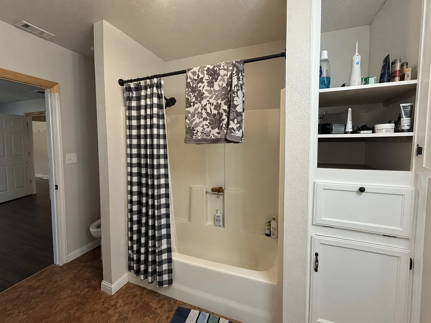 Single Family Residence For Sale in Hunt County , 670 County Road 3701, Quinlan, Texas 75474, 3 Bedroom, 2 Bathroom, 2 Garage spaces, 2,197 Sqft, built in 1976, mls#21389218, Real Estate Agent in Quinlan, Homes For Sale in Hunt county, Homes For Sale in Quinlan, Realtor in Quinlan Texas, Real Estate Brokerage Independent Realty Texas, Luminita Cordes Realtor