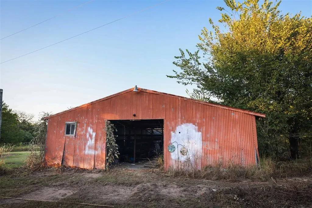 Single Family Residence For Sale in Hunt County , 670 County Road 3701, Quinlan, Texas 75474, 3 Bedroom, 2 Bathroom, 2 Garage spaces, 2,197 Sqft, built in 1976, mls#21389218, Real Estate Agent in Quinlan, Homes For Sale in Hunt county, Homes For Sale in Quinlan, Realtor in Quinlan Texas, Real Estate Brokerage Independent Realty Texas, Luminita Cordes Realtor