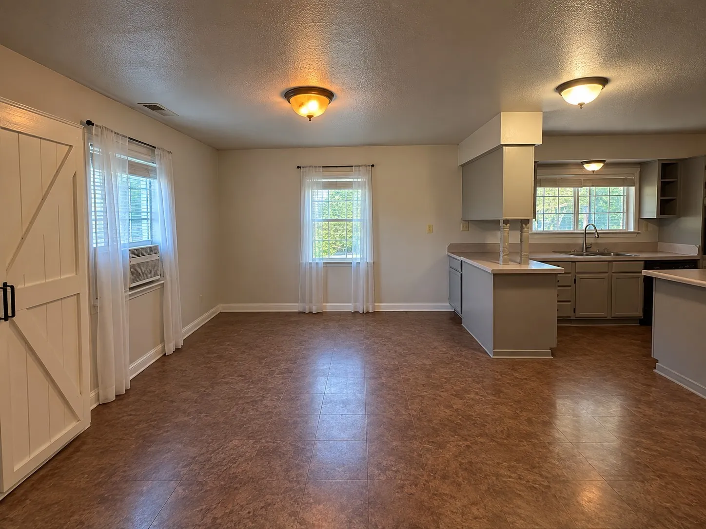 Single Family Residence For Sale in Hunt County , 670 County Road 3701, Quinlan, Texas 75474, 3 Bedroom, 2 Bathroom, 2 Garage spaces, 2,197 Sqft, built in 1976, mls#21389218, Real Estate Agent in Quinlan, Homes For Sale in Hunt county, Homes For Sale in Quinlan, Realtor in Quinlan Texas, Real Estate Brokerage Independent Realty Texas, Luminita Cordes Realtor