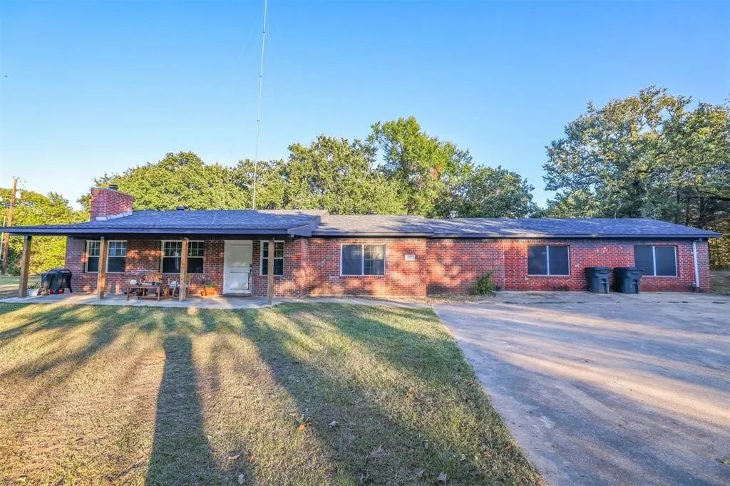 Single Family Residence For Sale in Hunt County , 670 County Road 3701, Quinlan, Texas 75474, 3 Bedroom, 2 Bathroom, 2 Garage spaces, 2,197 Sqft, built in 1976, mls#21389218, Real Estate Agent in Quinlan, Homes For Sale in Hunt county, Homes For Sale in Quinlan, Realtor in Quinlan Texas, Real Estate Brokerage Independent Realty Texas, Luminita Cordes Realtor