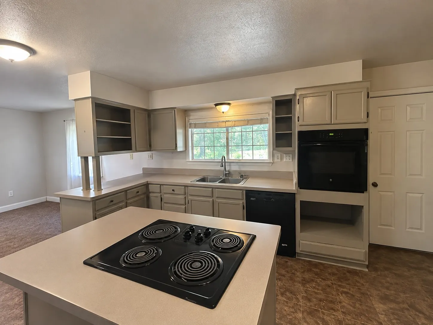 Single Family Residence For Sale in Hunt County , 670 County Road 3701, Quinlan, Texas 75474, 3 Bedroom, 2 Bathroom, 2 Garage spaces, 2,197 Sqft, built in 1976, mls#21389218, Real Estate Agent in Quinlan, Homes For Sale in Hunt county, Homes For Sale in Quinlan, Realtor in Quinlan Texas, Real Estate Brokerage Independent Realty Texas, Luminita Cordes Realtor