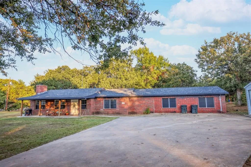 Single Family Residence For Sale in Hunt County , 670 County Road 3701, Quinlan, Texas 75474, 3 Bedroom, 2 Bathroom, 2 Garage spaces, 2,197 Sqft, built in 1976, mls#21389218, Real Estate Agent in Quinlan, Homes For Sale in Hunt county, Homes For Sale in Quinlan, Realtor in Quinlan Texas, Real Estate Brokerage Independent Realty Texas, Luminita Cordes Realtor