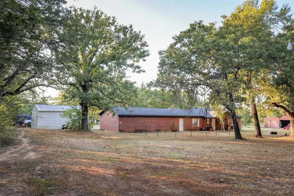 Single Family Residence For Sale in Hunt County , 670 County Road 3701, Quinlan, Texas 75474, 3 Bedroom, 2 Bathroom, 2 Garage spaces, 2,197 Sqft, built in 1976, mls#21389218, Real Estate Agent in Quinlan, Homes For Sale in Hunt county, Homes For Sale in Quinlan, Realtor in Quinlan Texas, Real Estate Brokerage Independent Realty Texas, Luminita Cordes Realtor