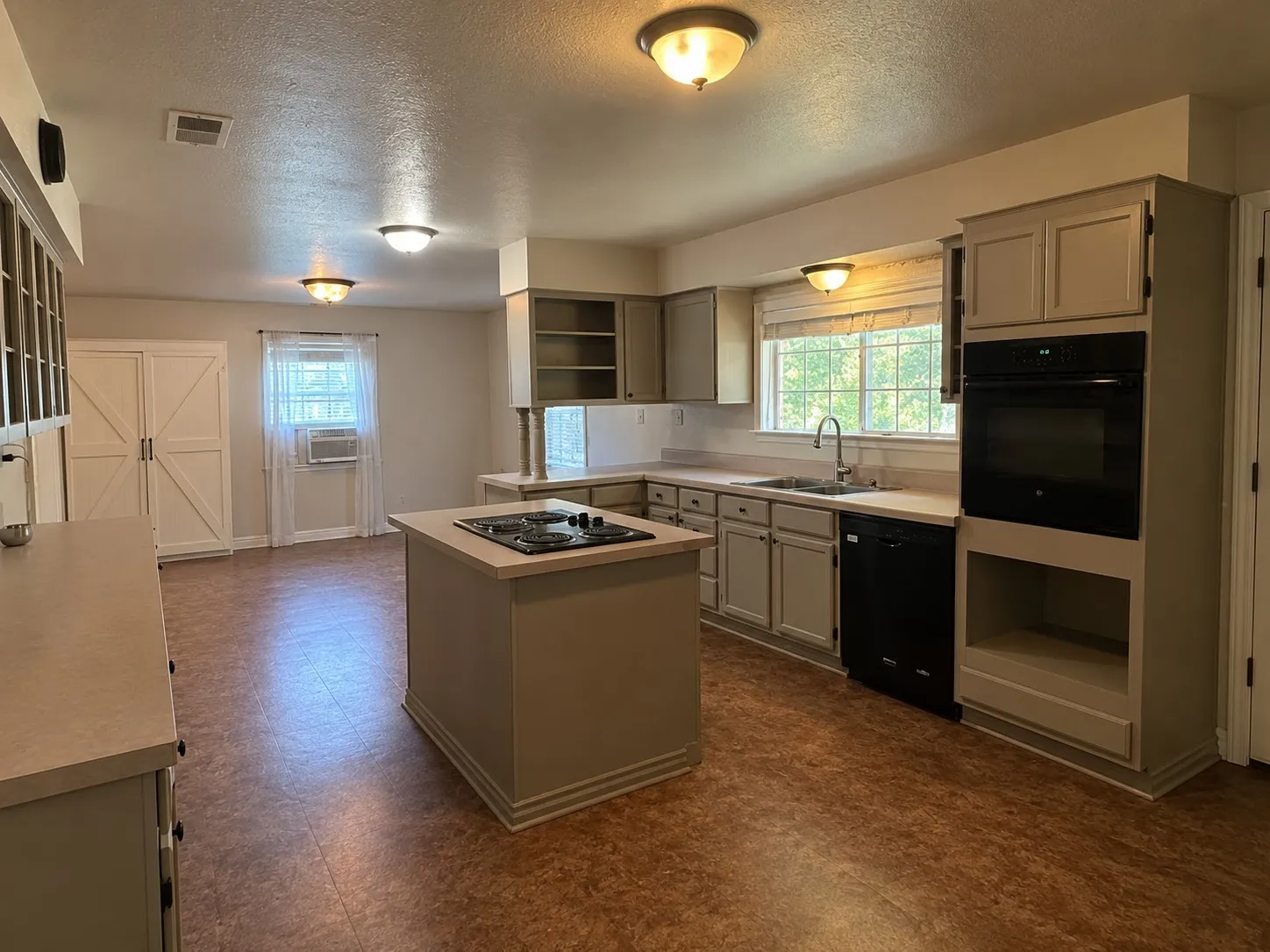 Single Family Residence For Sale in Hunt County , 670 County Road 3701, Quinlan, Texas 75474, 3 Bedroom, 2 Bathroom, 2 Garage spaces, 2,197 Sqft, built in 1976, mls#21389218, Real Estate Agent in Quinlan, Homes For Sale in Hunt county, Homes For Sale in Quinlan, Realtor in Quinlan Texas, Real Estate Brokerage Independent Realty Texas, Luminita Cordes Realtor
