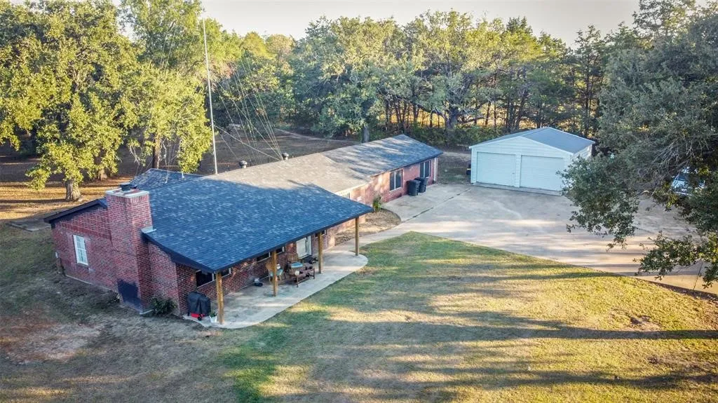 Single Family Residence For Sale in Hunt County , 670 County Road 3701, Quinlan, Texas 75474, 3 Bedroom, 2 Bathroom, 2 Garage spaces, 2,197 Sqft, built in 1976, mls#21389218, Real Estate Agent in Quinlan, Homes For Sale in Hunt county, Homes For Sale in Quinlan, Realtor in Quinlan Texas, Real Estate Brokerage Independent Realty Texas, Luminita Cordes Realtor