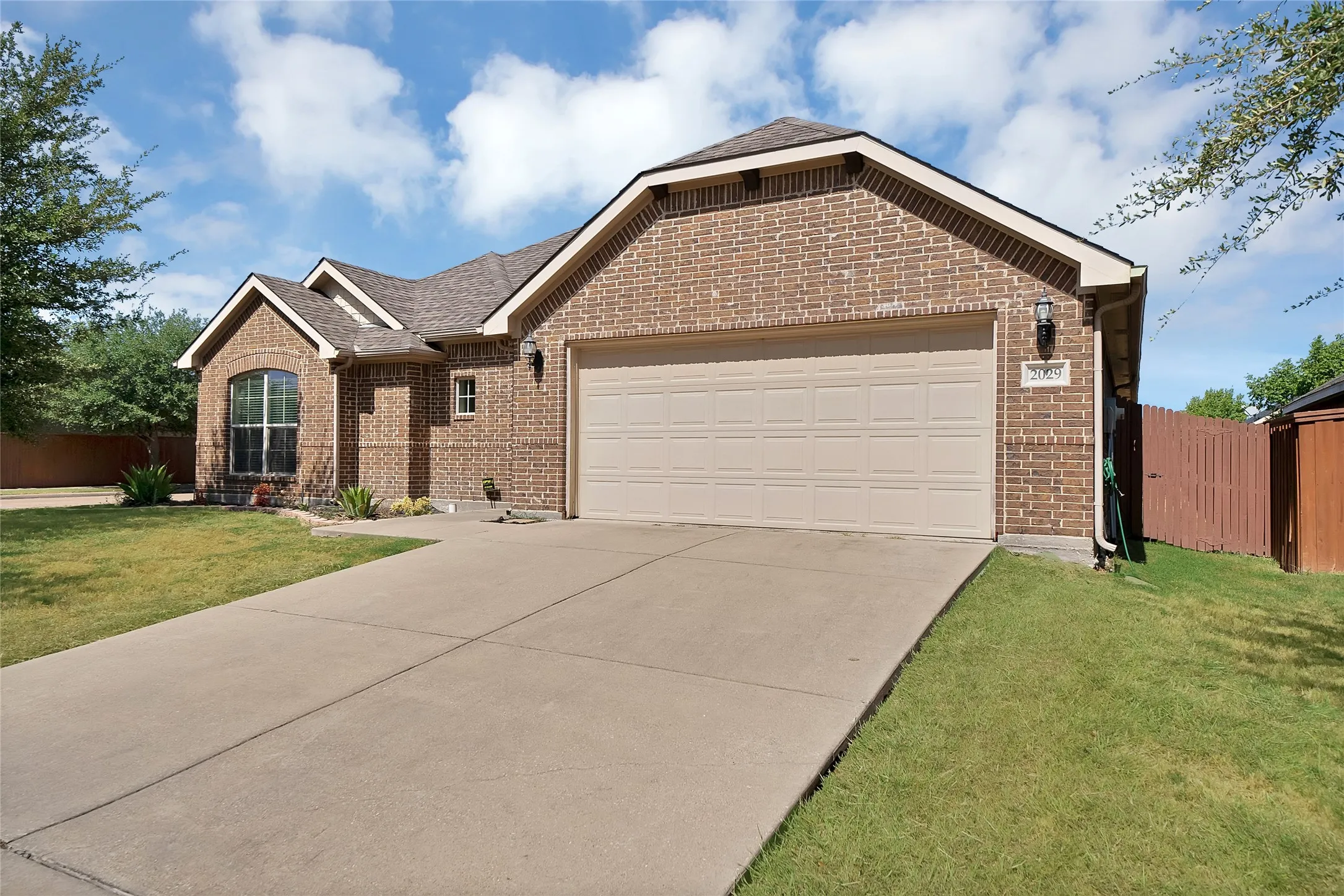 Single Family Residence For Sale in Kaufman County , 2029 Wellington Point, Heartland, Texas 75126, 3 Bedroom, 2 Bathroom, 2 Garage spaces, 1,730 Sqft, built in 2012, mls#21387197, Real Estate Agent in Heartland, Homes For Sale in Kaufman county, Homes For Sale in Heartland, Realtor in Heartland Texas, Real Estate Brokerage Independent Realty Texas, Luminita Cordes Realtor