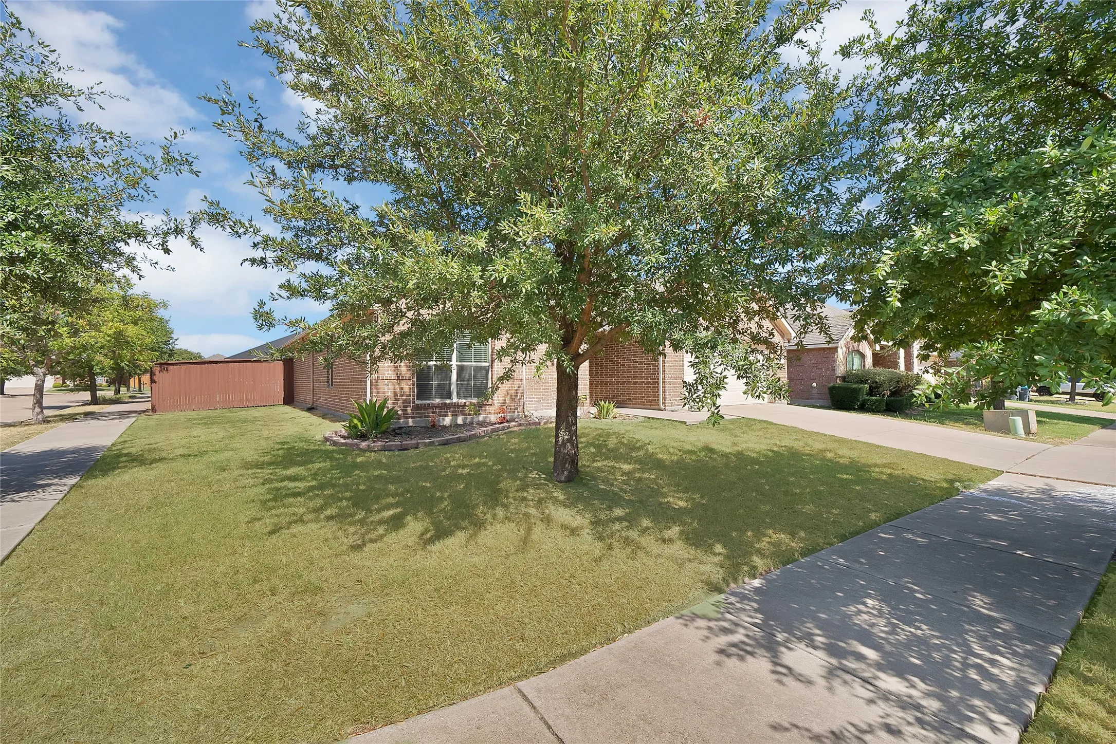 Single Family Residence For Sale in Kaufman County , 2029 Wellington Point, Heartland, Texas 75126, 3 Bedroom, 2 Bathroom, 2 Garage spaces, 1,730 Sqft, built in 2012, mls#21387197, Real Estate Agent in Heartland, Homes For Sale in Kaufman county, Homes For Sale in Heartland, Realtor in Heartland Texas, Real Estate Brokerage Independent Realty Texas, Luminita Cordes Realtor