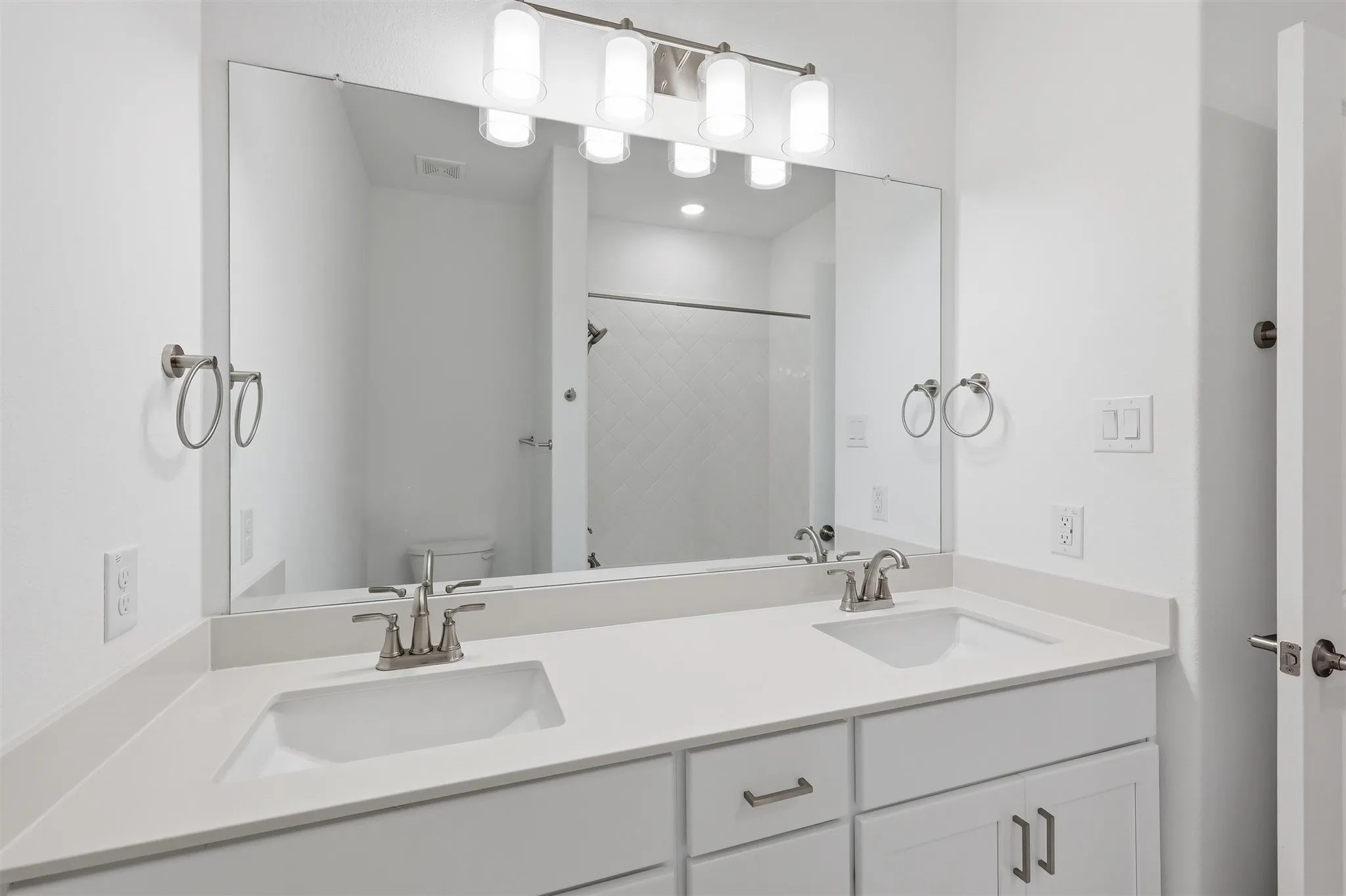 Townhouse For Sale in Tarrant County , 4734 Smokey Quartz Lane, Arlington, Texas 76005, 3 Bedroom, 3 Bathroom, 2 Garage spaces, 1,688 Sqft, built in 2024, mls#21389224, Real Estate Agent in Arlington, Homes For Sale in Tarrant county, Homes For Sale in Arlington, Realtor in Arlington Texas, Real Estate Brokerage Independent Realty Texas, Luminita Cordes Realtor