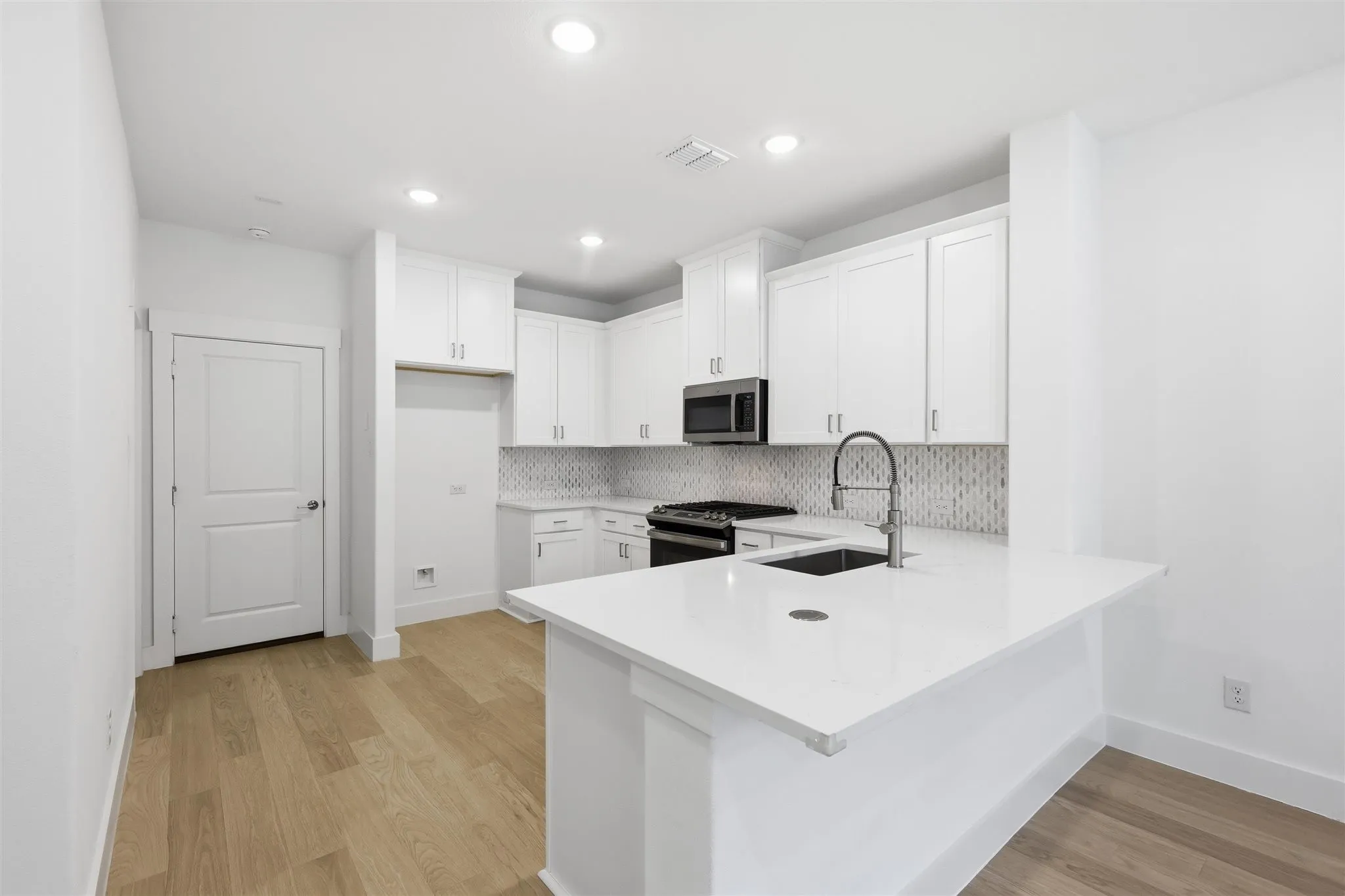Townhouse For Sale in Tarrant County , 4734 Smokey Quartz Lane, Arlington, Texas 76005, 3 Bedroom, 3 Bathroom, 2 Garage spaces, 1,688 Sqft, built in 2024, mls#21389224, Real Estate Agent in Arlington, Homes For Sale in Tarrant county, Homes For Sale in Arlington, Realtor in Arlington Texas, Real Estate Brokerage Independent Realty Texas, Luminita Cordes Realtor
