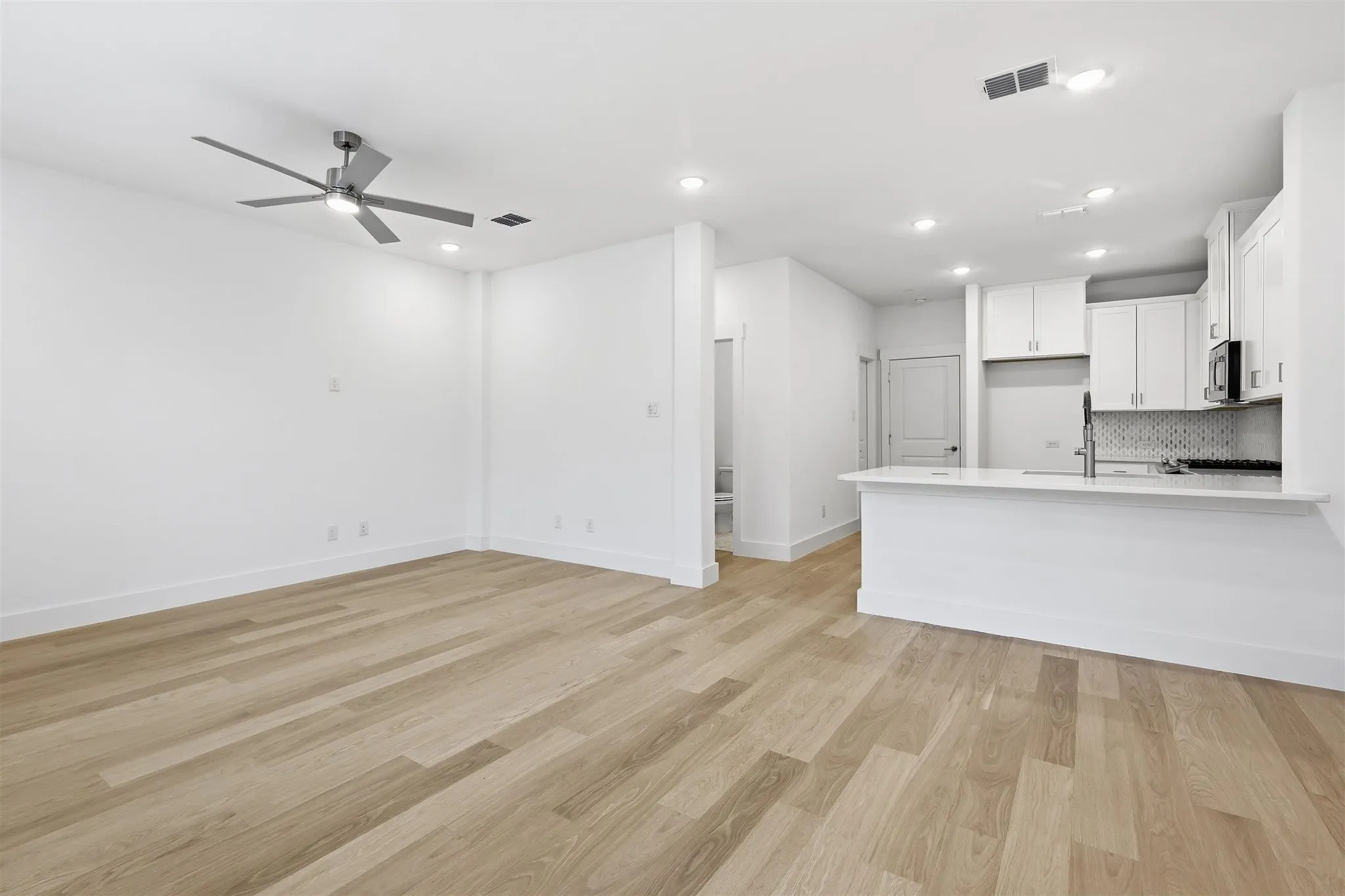 Townhouse For Sale in Tarrant County , 4734 Smokey Quartz Lane, Arlington, Texas 76005, 3 Bedroom, 3 Bathroom, 2 Garage spaces, 1,688 Sqft, built in 2024, mls#21389224, Real Estate Agent in Arlington, Homes For Sale in Tarrant county, Homes For Sale in Arlington, Realtor in Arlington Texas, Real Estate Brokerage Independent Realty Texas, Luminita Cordes Realtor