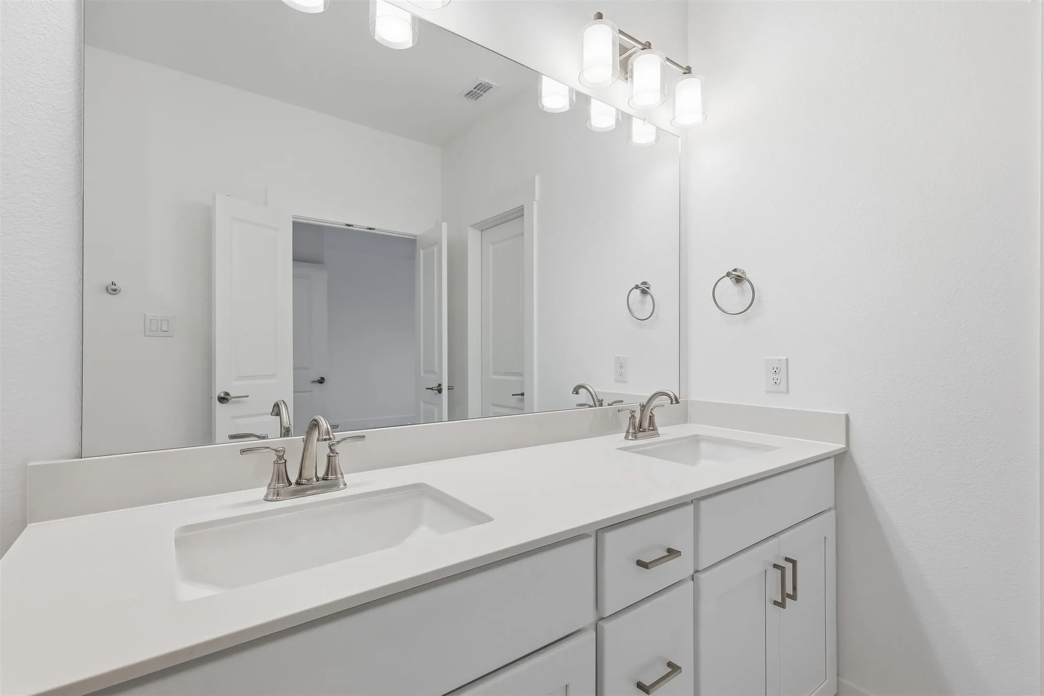 Townhouse For Sale in Tarrant County , 4734 Smokey Quartz Lane, Arlington, Texas 76005, 3 Bedroom, 3 Bathroom, 2 Garage spaces, 1,688 Sqft, built in 2024, mls#21389224, Real Estate Agent in Arlington, Homes For Sale in Tarrant county, Homes For Sale in Arlington, Realtor in Arlington Texas, Real Estate Brokerage Independent Realty Texas, Luminita Cordes Realtor