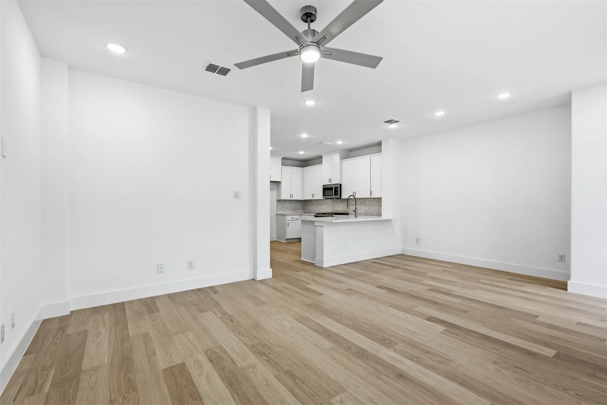 Townhouse For Sale in Tarrant County , 4734 Smokey Quartz Lane, Arlington, Texas 76005, 3 Bedroom, 3 Bathroom, 2 Garage spaces, 1,688 Sqft, built in 2024, mls#21389224, Real Estate Agent in Arlington, Homes For Sale in Tarrant county, Homes For Sale in Arlington, Realtor in Arlington Texas, Real Estate Brokerage Independent Realty Texas, Luminita Cordes Realtor