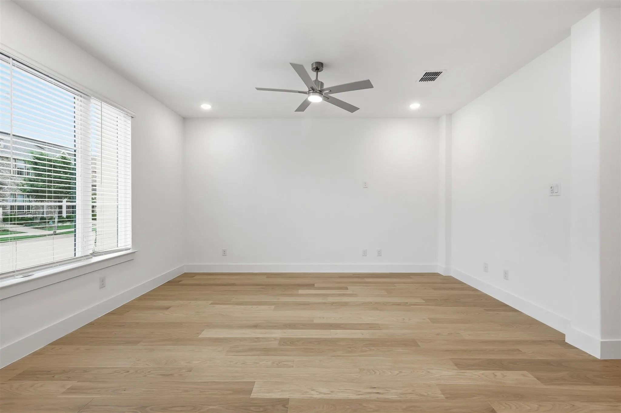 Townhouse For Sale in Tarrant County , 4734 Smokey Quartz Lane, Arlington, Texas 76005, 3 Bedroom, 3 Bathroom, 2 Garage spaces, 1,688 Sqft, built in 2024, mls#21389224, Real Estate Agent in Arlington, Homes For Sale in Tarrant county, Homes For Sale in Arlington, Realtor in Arlington Texas, Real Estate Brokerage Independent Realty Texas, Luminita Cordes Realtor