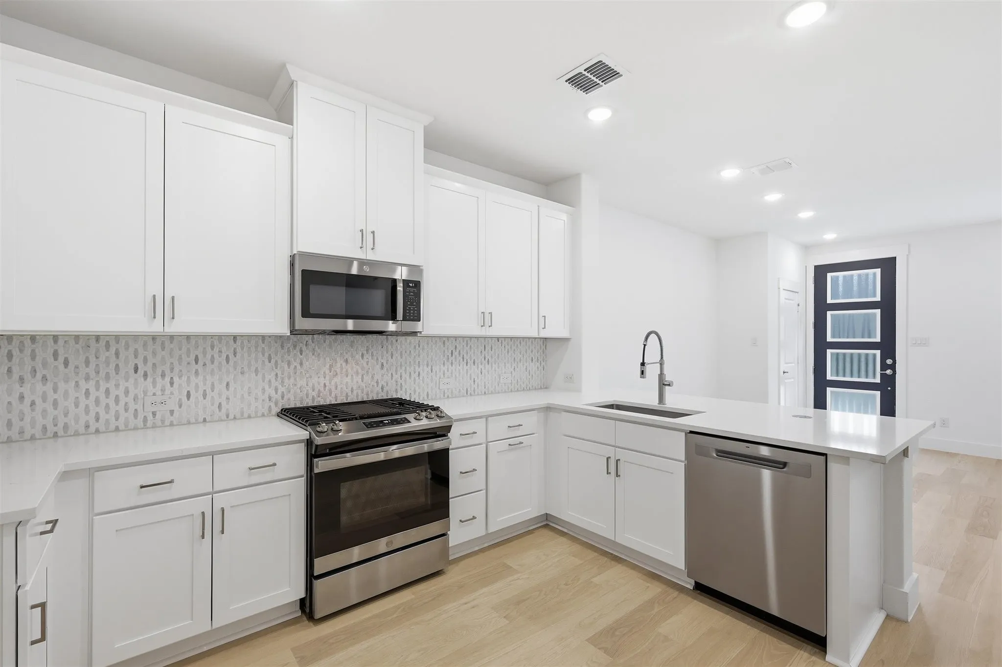 Townhouse For Sale in Tarrant County , 4734 Smokey Quartz Lane, Arlington, Texas 76005, 3 Bedroom, 3 Bathroom, 2 Garage spaces, 1,688 Sqft, built in 2024, mls#21389224, Real Estate Agent in Arlington, Homes For Sale in Tarrant county, Homes For Sale in Arlington, Realtor in Arlington Texas, Real Estate Brokerage Independent Realty Texas, Luminita Cordes Realtor