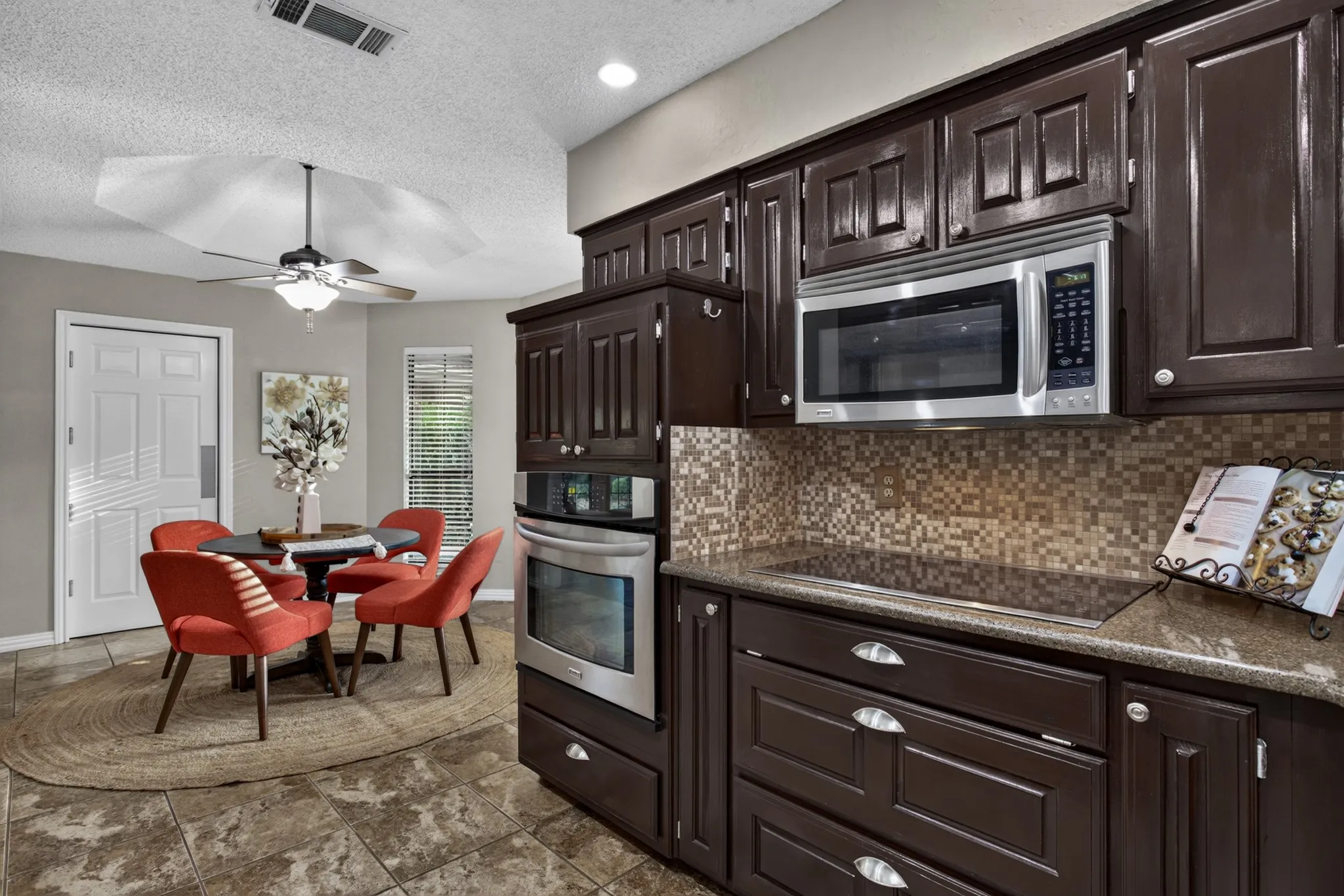 Single Family Residence For Sale in Denton County , 624 Arbor Court, Highland Village, Texas 75077, 3 Bedroom, 2 Bathroom, 2 Garage spaces, 1,740 Sqft, built in 1987, mls#21388100, Real Estate Agent in Highland Village, Homes For Sale in Denton county, Homes For Sale in Highland Village, Realtor in Highland Village Texas, Real Estate Brokerage Independent Realty Texas, Luminita Cordes Realtor