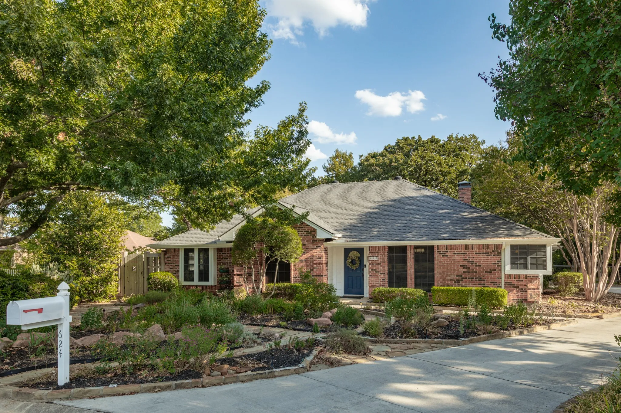 Single Family Residence For Sale in Denton County , 624 Arbor Court, Highland Village, Texas 75077, 3 Bedroom, 2 Bathroom, 2 Garage spaces, 1,740 Sqft, built in 1987, mls#21388100, Real Estate Agent in Highland Village, Homes For Sale in Denton county, Homes For Sale in Highland Village, Realtor in Highland Village Texas, Real Estate Brokerage Independent Realty Texas, Luminita Cordes Realtor