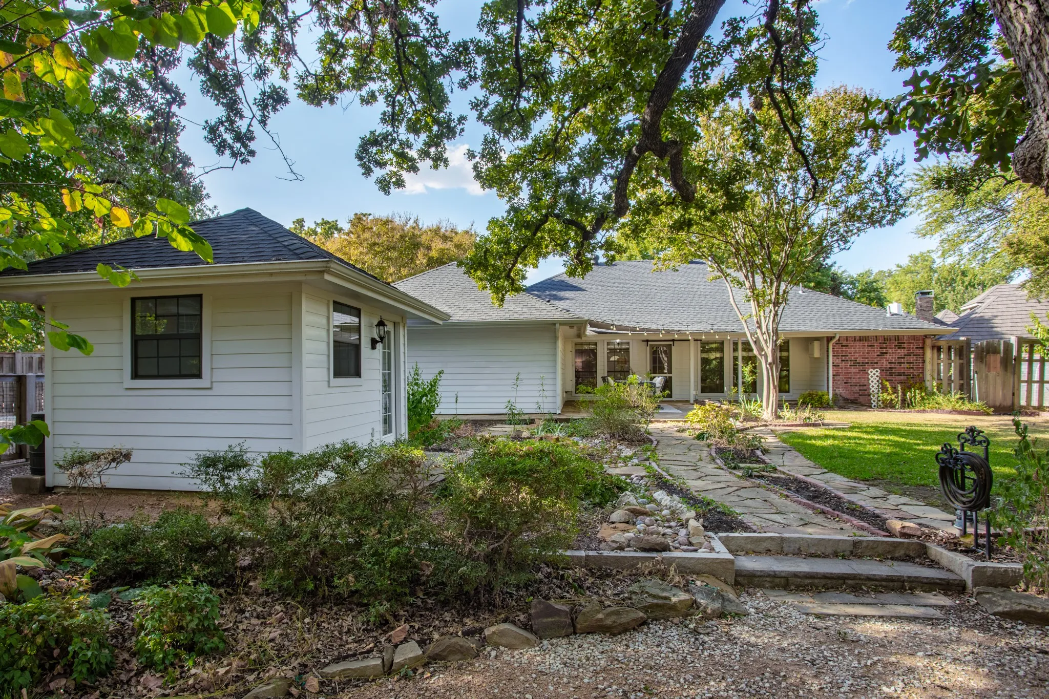 Single Family Residence For Sale in Denton County , 624 Arbor Court, Highland Village, Texas 75077, 3 Bedroom, 2 Bathroom, 2 Garage spaces, 1,740 Sqft, built in 1987, mls#21388100, Real Estate Agent in Highland Village, Homes For Sale in Denton county, Homes For Sale in Highland Village, Realtor in Highland Village Texas, Real Estate Brokerage Independent Realty Texas, Luminita Cordes Realtor