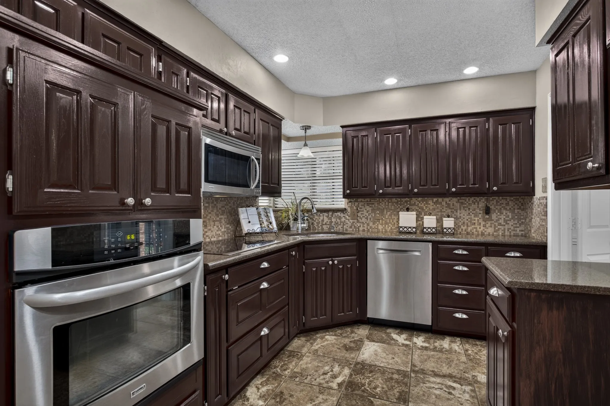 Single Family Residence For Sale in Denton County , 624 Arbor Court, Highland Village, Texas 75077, 3 Bedroom, 2 Bathroom, 2 Garage spaces, 1,740 Sqft, built in 1987, mls#21388100, Real Estate Agent in Highland Village, Homes For Sale in Denton county, Homes For Sale in Highland Village, Realtor in Highland Village Texas, Real Estate Brokerage Independent Realty Texas, Luminita Cordes Realtor