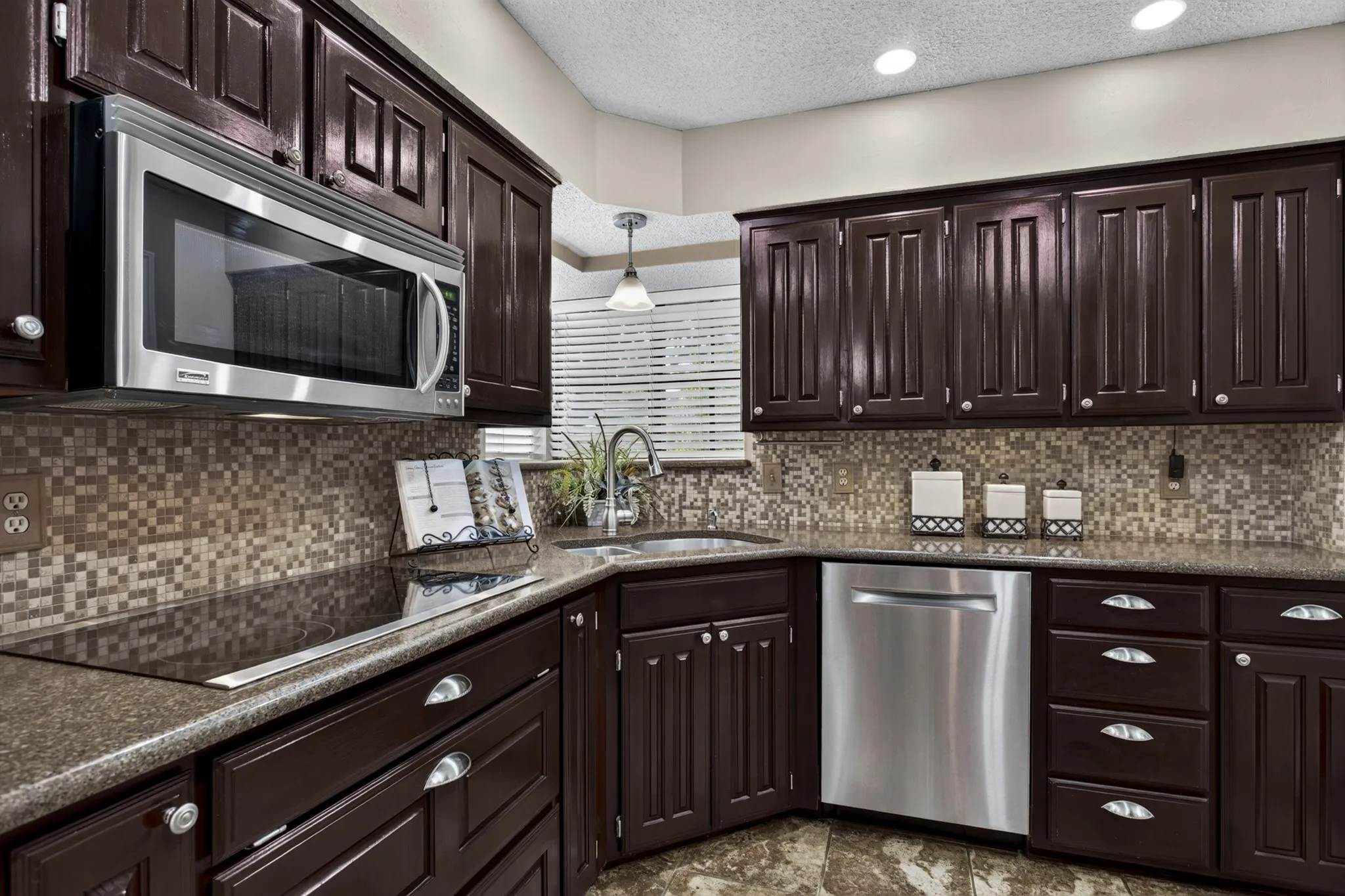 Single Family Residence For Sale in Denton County , 624 Arbor Court, Highland Village, Texas 75077, 3 Bedroom, 2 Bathroom, 2 Garage spaces, 1,740 Sqft, built in 1987, mls#21388100, Real Estate Agent in Highland Village, Homes For Sale in Denton county, Homes For Sale in Highland Village, Realtor in Highland Village Texas, Real Estate Brokerage Independent Realty Texas, Luminita Cordes Realtor