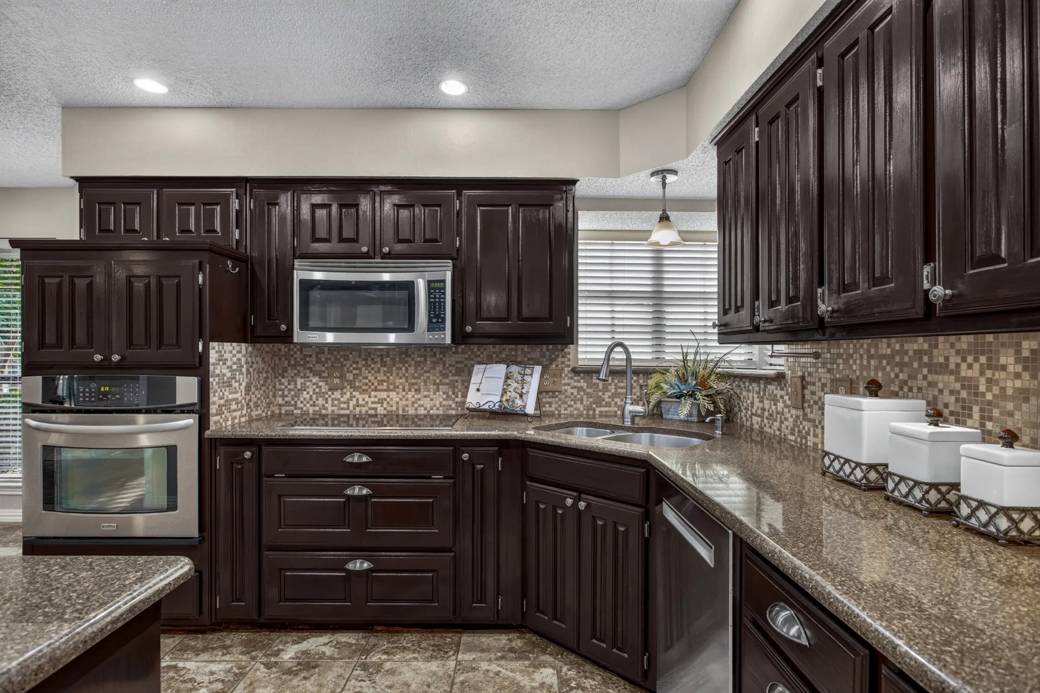 Single Family Residence For Sale in Denton County , 624 Arbor Court, Highland Village, Texas 75077, 3 Bedroom, 2 Bathroom, 2 Garage spaces, 1,740 Sqft, built in 1987, mls#21388100, Real Estate Agent in Highland Village, Homes For Sale in Denton county, Homes For Sale in Highland Village, Realtor in Highland Village Texas, Real Estate Brokerage Independent Realty Texas, Luminita Cordes Realtor