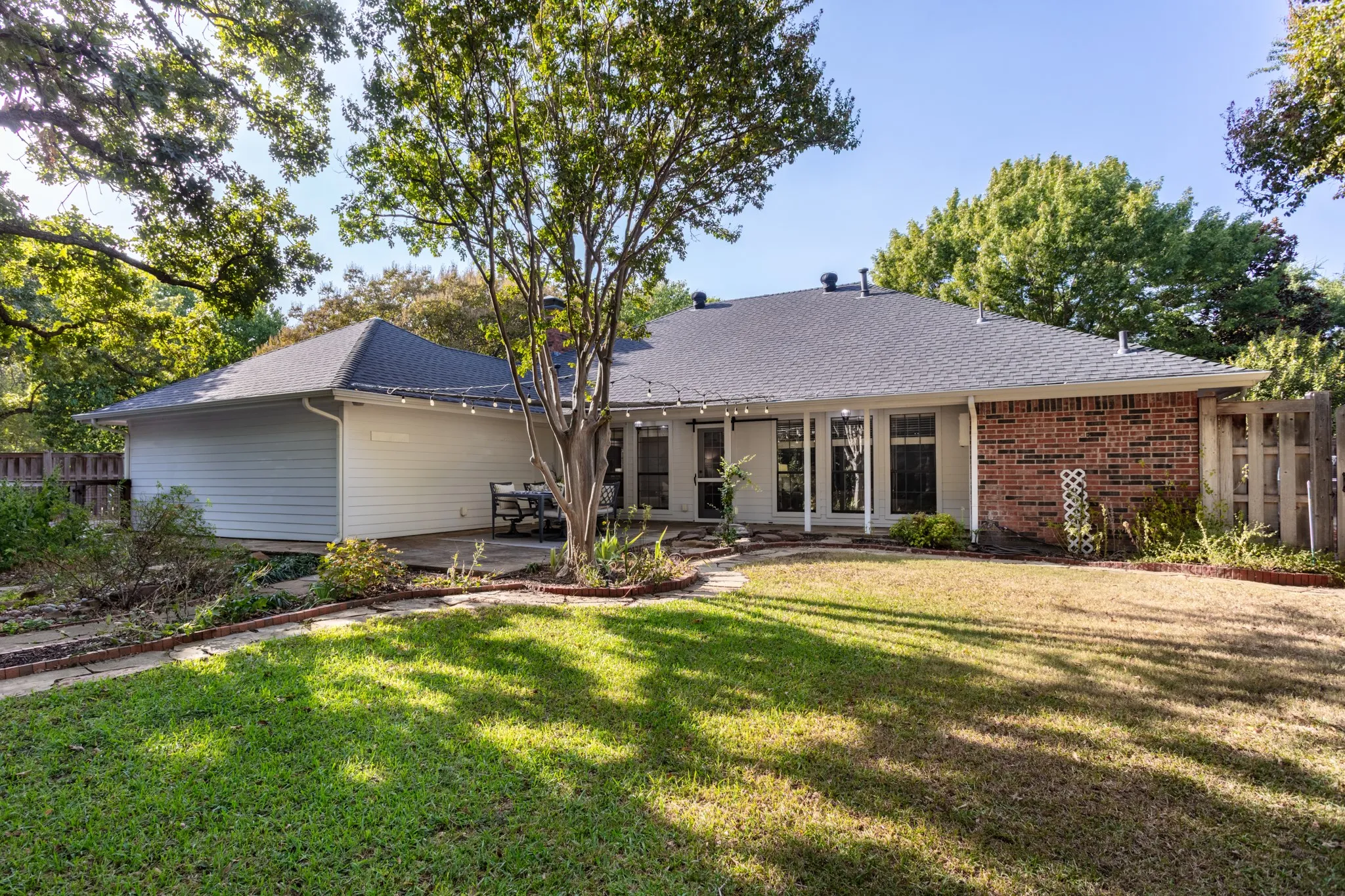 Single Family Residence For Sale in Denton County , 624 Arbor Court, Highland Village, Texas 75077, 3 Bedroom, 2 Bathroom, 2 Garage spaces, 1,740 Sqft, built in 1987, mls#21388100, Real Estate Agent in Highland Village, Homes For Sale in Denton county, Homes For Sale in Highland Village, Realtor in Highland Village Texas, Real Estate Brokerage Independent Realty Texas, Luminita Cordes Realtor