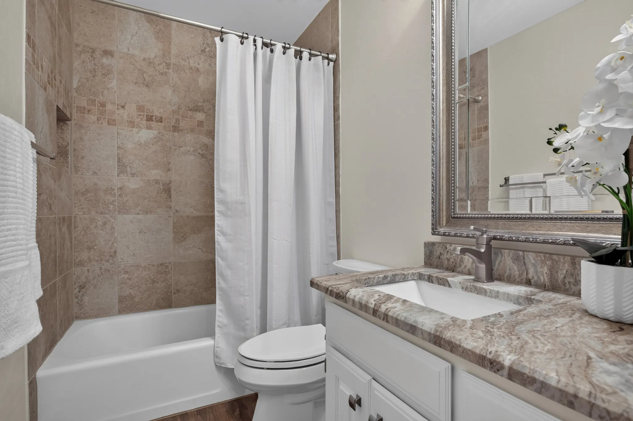 Single Family Residence For Sale in Denton County , 624 Arbor Court, Highland Village, Texas 75077, 3 Bedroom, 2 Bathroom, 2 Garage spaces, 1,740 Sqft, built in 1987, mls#21388100, Real Estate Agent in Highland Village, Homes For Sale in Denton county, Homes For Sale in Highland Village, Realtor in Highland Village Texas, Real Estate Brokerage Independent Realty Texas, Luminita Cordes Realtor