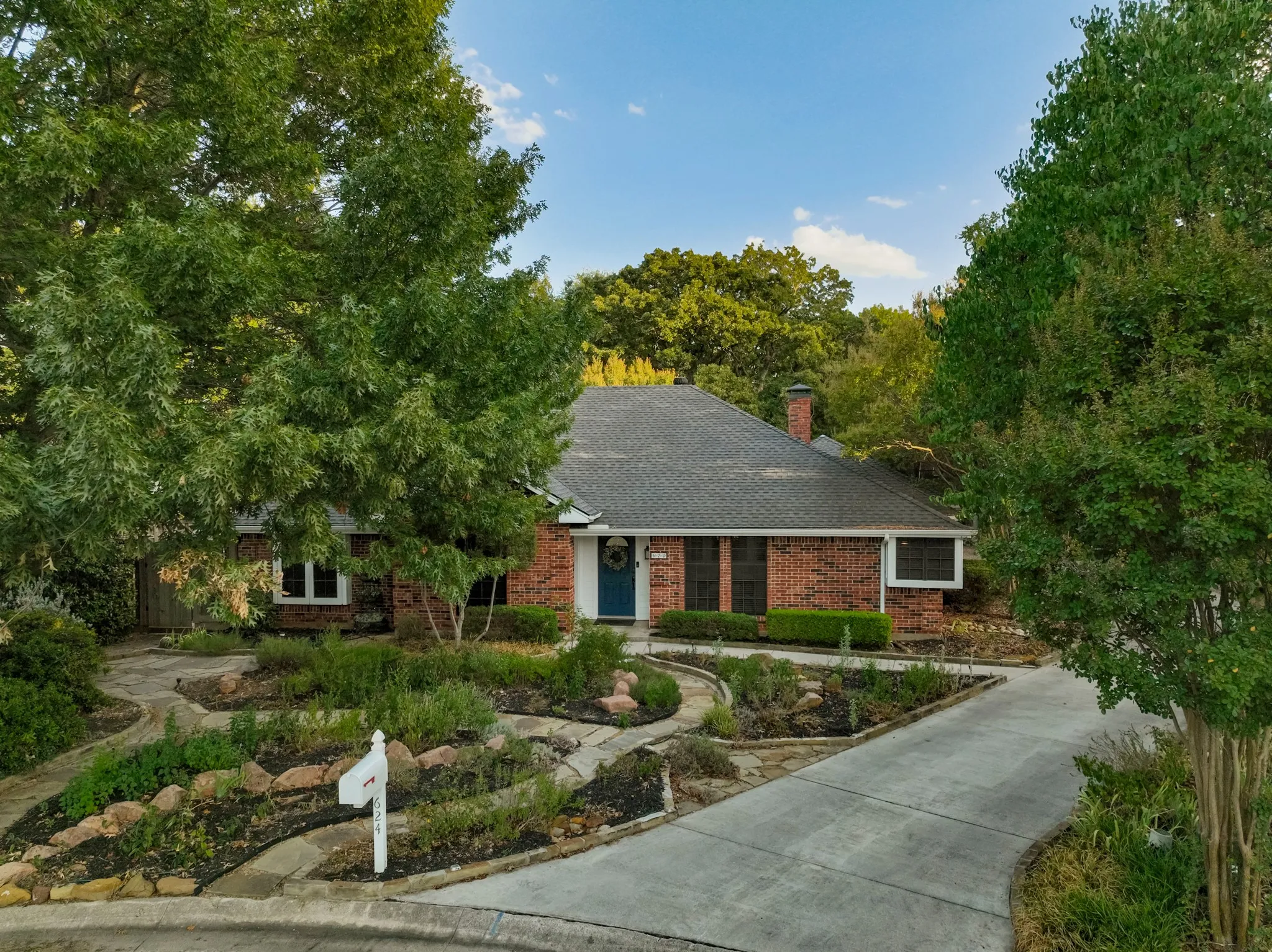 Single Family Residence For Sale in Denton County , 624 Arbor Court, Highland Village, Texas 75077, 3 Bedroom, 2 Bathroom, 2 Garage spaces, 1,740 Sqft, built in 1987, mls#21388100, Real Estate Agent in Highland Village, Homes For Sale in Denton county, Homes For Sale in Highland Village, Realtor in Highland Village Texas, Real Estate Brokerage Independent Realty Texas, Luminita Cordes Realtor
