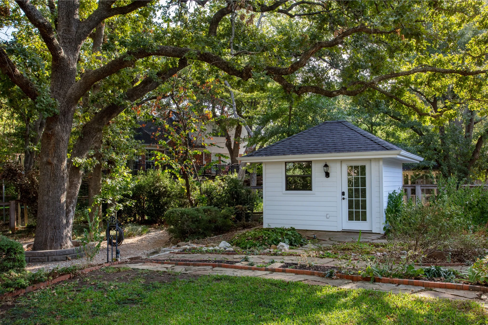 Single Family Residence For Sale in Denton County , 624 Arbor Court, Highland Village, Texas 75077, 3 Bedroom, 2 Bathroom, 2 Garage spaces, 1,740 Sqft, built in 1987, mls#21388100, Real Estate Agent in Highland Village, Homes For Sale in Denton county, Homes For Sale in Highland Village, Realtor in Highland Village Texas, Real Estate Brokerage Independent Realty Texas, Luminita Cordes Realtor