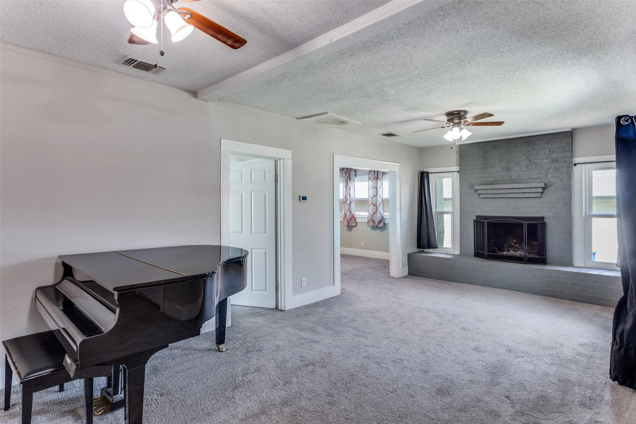 Single Family Residence For Rent in Tarrant County , 826 Mirike Drive, White Settlement, Texas 76108, 2 Bedroom, 1 Bathroom, Garage spaces, 1,091 Sqft, built in 1982, mls#21387359, Real Estate Agent in White Settlement, Homes For Rent in Tarrant county, Homes For Rent in White Settlement, Realtor in White Settlement Texas, Real Estate Brokerage Independent Realty Texas, Luminita Cordes Realtor
