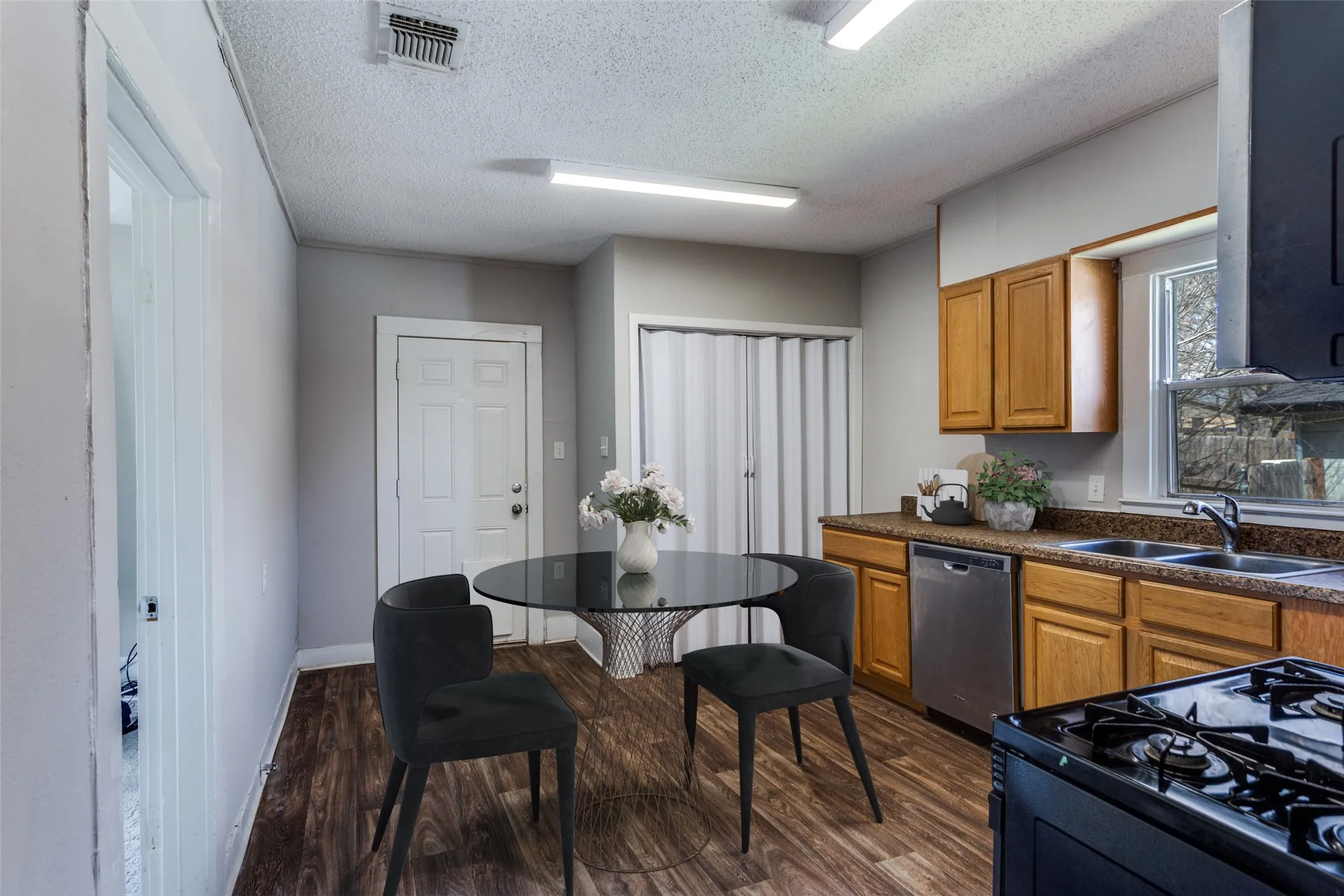 Single Family Residence For Rent in Tarrant County , 826 Mirike Drive, White Settlement, Texas 76108, 2 Bedroom, 1 Bathroom, Garage spaces, 1,091 Sqft, built in 1982, mls#21387359, Real Estate Agent in White Settlement, Homes For Rent in Tarrant county, Homes For Rent in White Settlement, Realtor in White Settlement Texas, Real Estate Brokerage Independent Realty Texas, Luminita Cordes Realtor