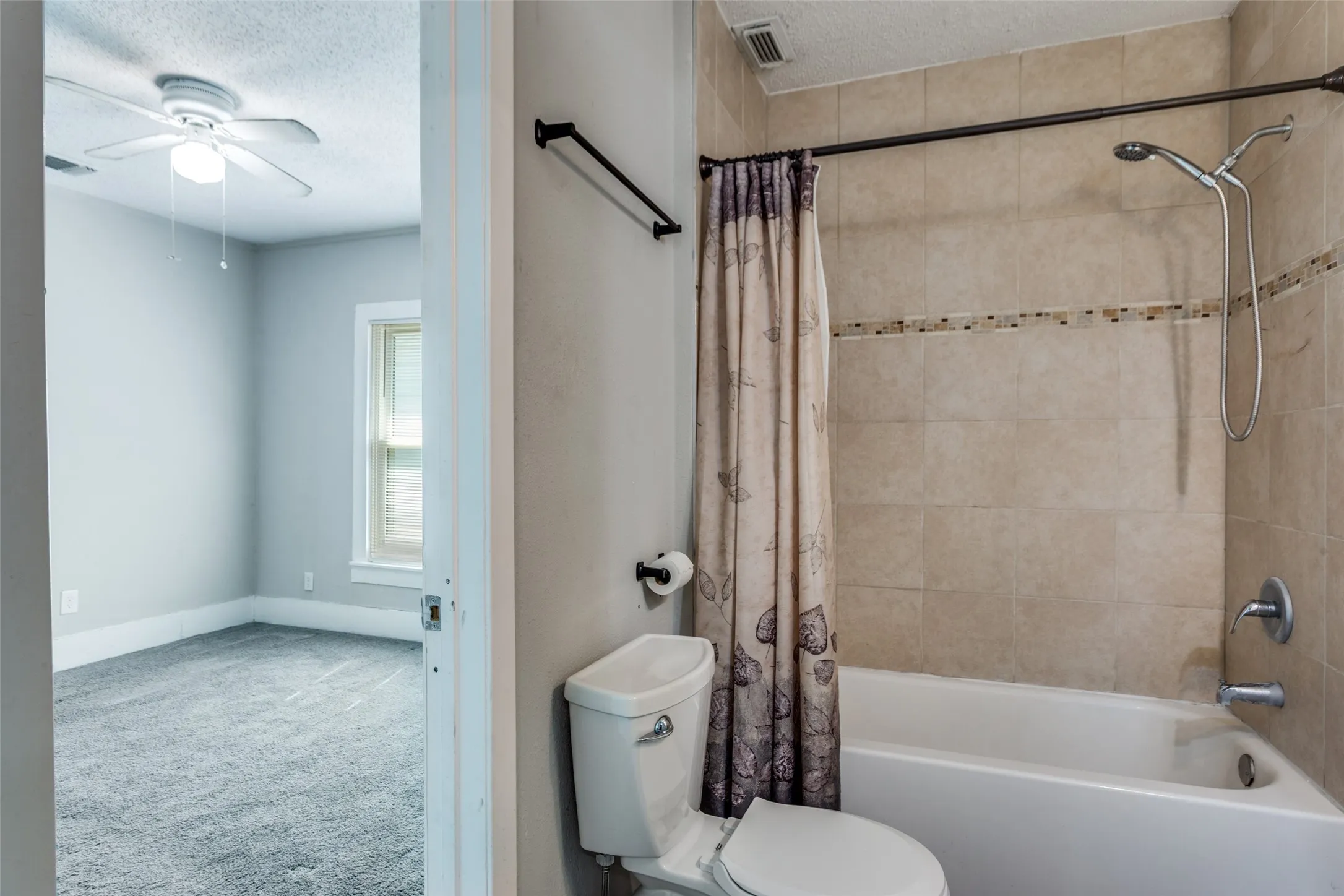 Single Family Residence For Rent in Tarrant County , 826 Mirike Drive, White Settlement, Texas 76108, 2 Bedroom, 1 Bathroom, Garage spaces, 1,091 Sqft, built in 1982, mls#21387359, Real Estate Agent in White Settlement, Homes For Rent in Tarrant county, Homes For Rent in White Settlement, Realtor in White Settlement Texas, Real Estate Brokerage Independent Realty Texas, Luminita Cordes Realtor