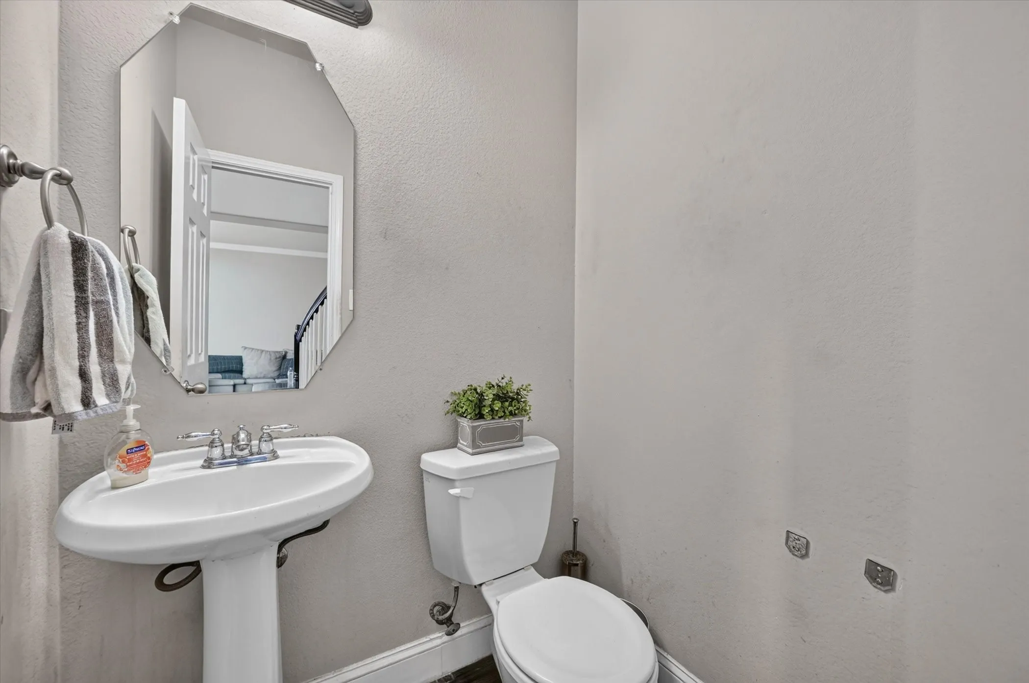 Single Family Residence For Sale in Tarrant County , 412 Roundrock Lane, Fort Worth, Texas 76140, 6 Bedroom, 4 Bathroom, 2 Garage spaces, 3,609 Sqft, built in 2007, mls#21388821, Real Estate Agent in Fort Worth, Homes For Sale in Tarrant county, Homes For Sale in Fort Worth, Realtor in Fort Worth Texas, Real Estate Brokerage Independent Realty Texas, Luminita Cordes Realtor