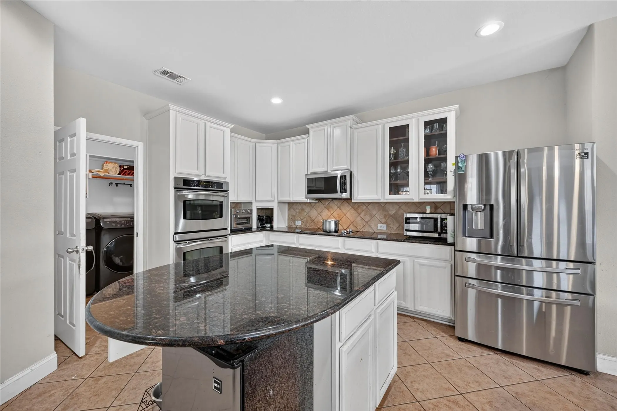 Single Family Residence For Sale in Tarrant County , 412 Roundrock Lane, Fort Worth, Texas 76140, 6 Bedroom, 4 Bathroom, 2 Garage spaces, 3,609 Sqft, built in 2007, mls#21388821, Real Estate Agent in Fort Worth, Homes For Sale in Tarrant county, Homes For Sale in Fort Worth, Realtor in Fort Worth Texas, Real Estate Brokerage Independent Realty Texas, Luminita Cordes Realtor