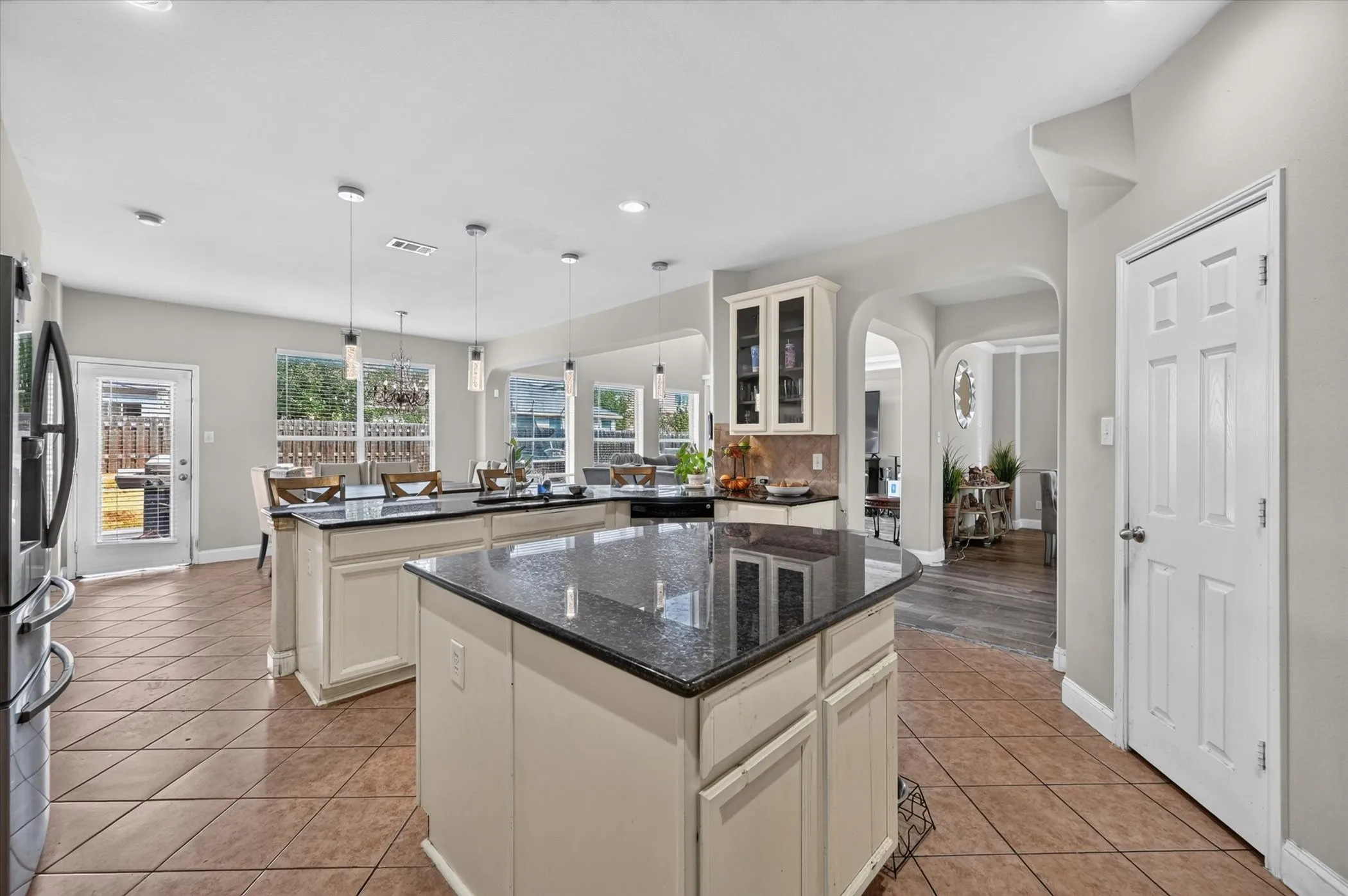Single Family Residence For Sale in Tarrant County , 412 Roundrock Lane, Fort Worth, Texas 76140, 6 Bedroom, 4 Bathroom, 2 Garage spaces, 3,609 Sqft, built in 2007, mls#21388821, Real Estate Agent in Fort Worth, Homes For Sale in Tarrant county, Homes For Sale in Fort Worth, Realtor in Fort Worth Texas, Real Estate Brokerage Independent Realty Texas, Luminita Cordes Realtor