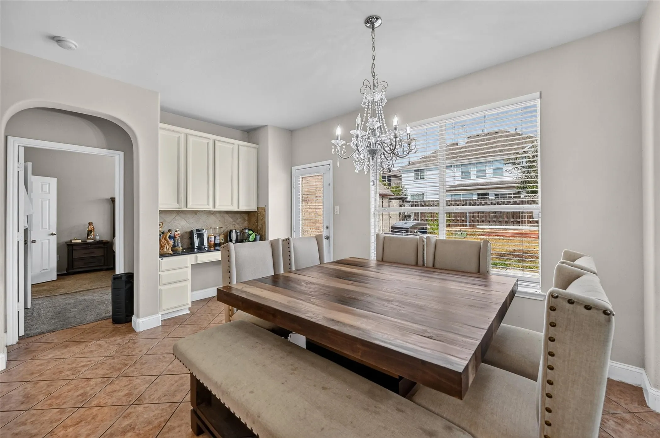 Single Family Residence For Sale in Tarrant County , 412 Roundrock Lane, Fort Worth, Texas 76140, 6 Bedroom, 4 Bathroom, 2 Garage spaces, 3,609 Sqft, built in 2007, mls#21388821, Real Estate Agent in Fort Worth, Homes For Sale in Tarrant county, Homes For Sale in Fort Worth, Realtor in Fort Worth Texas, Real Estate Brokerage Independent Realty Texas, Luminita Cordes Realtor