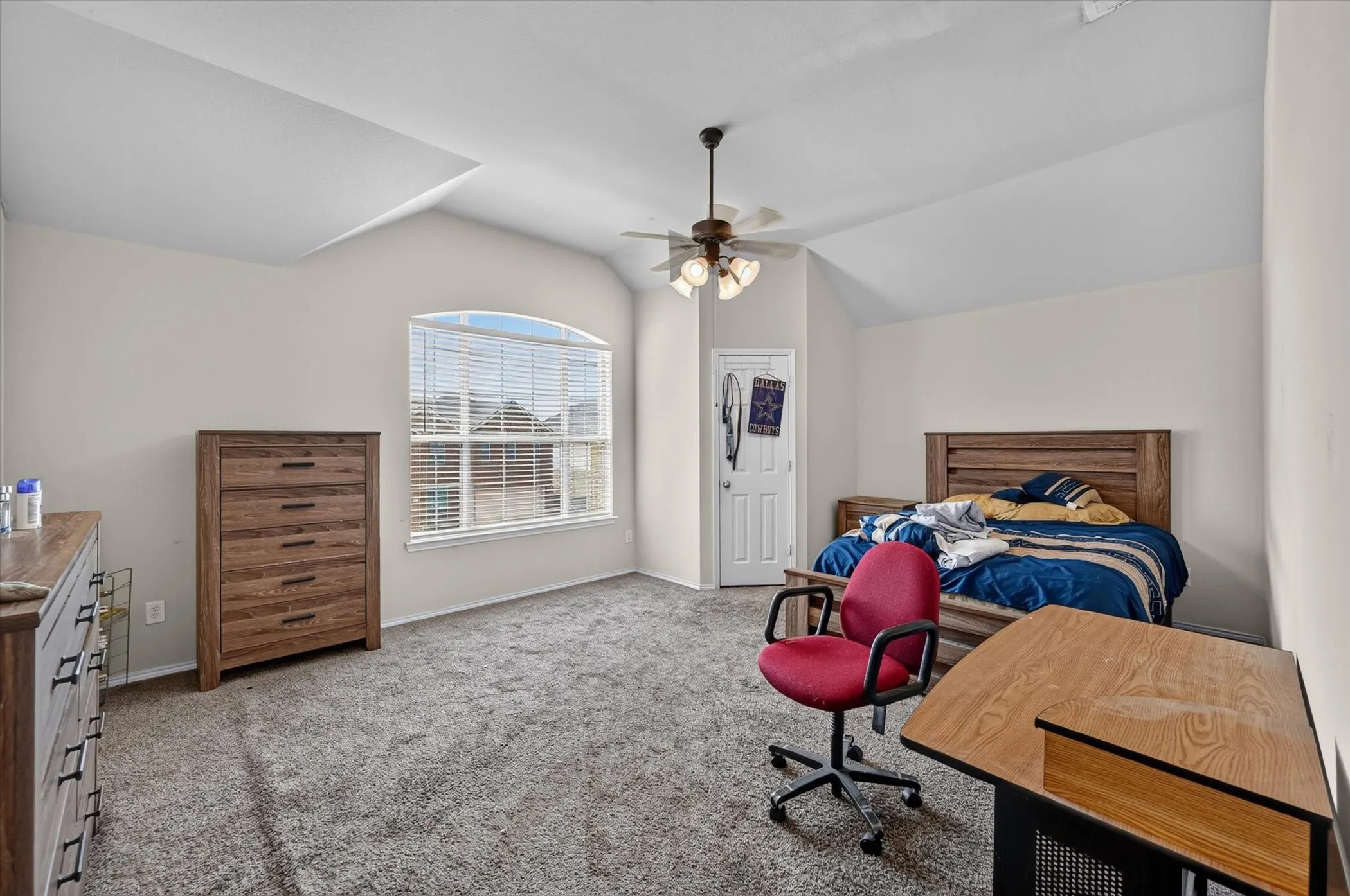 Single Family Residence For Sale in Tarrant County , 412 Roundrock Lane, Fort Worth, Texas 76140, 6 Bedroom, 4 Bathroom, 2 Garage spaces, 3,609 Sqft, built in 2007, mls#21388821, Real Estate Agent in Fort Worth, Homes For Sale in Tarrant county, Homes For Sale in Fort Worth, Realtor in Fort Worth Texas, Real Estate Brokerage Independent Realty Texas, Luminita Cordes Realtor