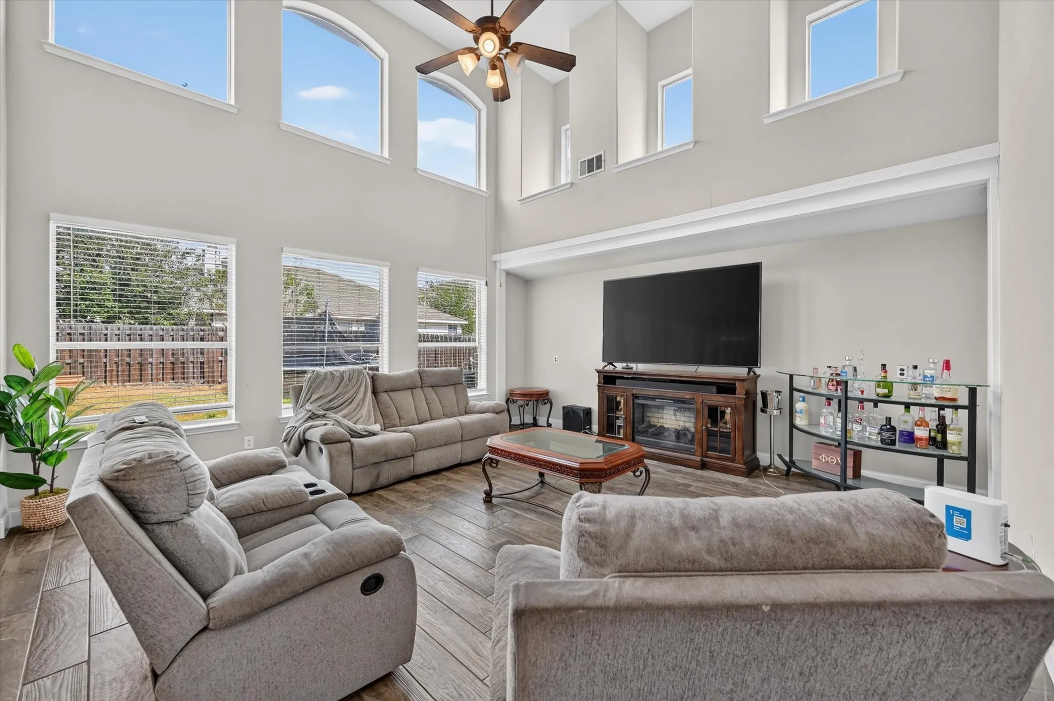Single Family Residence For Sale in Tarrant County , 412 Roundrock Lane, Fort Worth, Texas 76140, 6 Bedroom, 4 Bathroom, 2 Garage spaces, 3,609 Sqft, built in 2007, mls#21388821, Real Estate Agent in Fort Worth, Homes For Sale in Tarrant county, Homes For Sale in Fort Worth, Realtor in Fort Worth Texas, Real Estate Brokerage Independent Realty Texas, Luminita Cordes Realtor